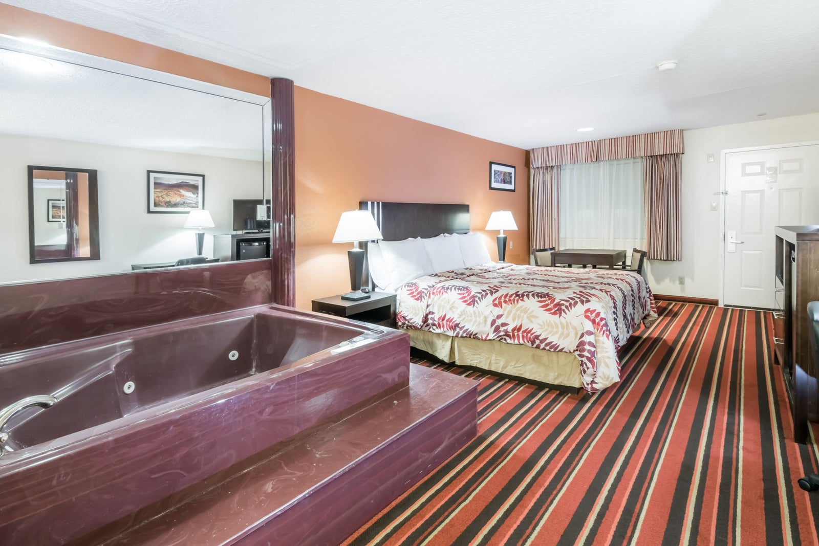 1 King Bed Hot Tub Suite
