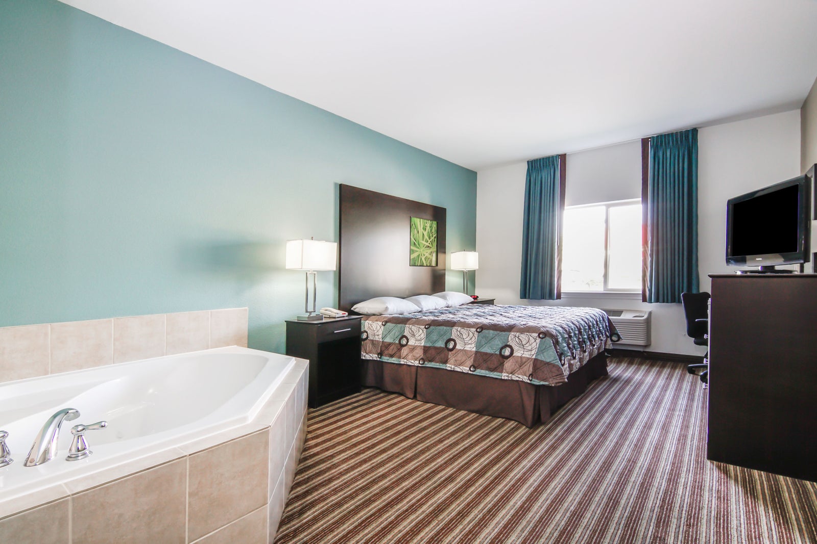 1 King Bed/Hot Tub Suite