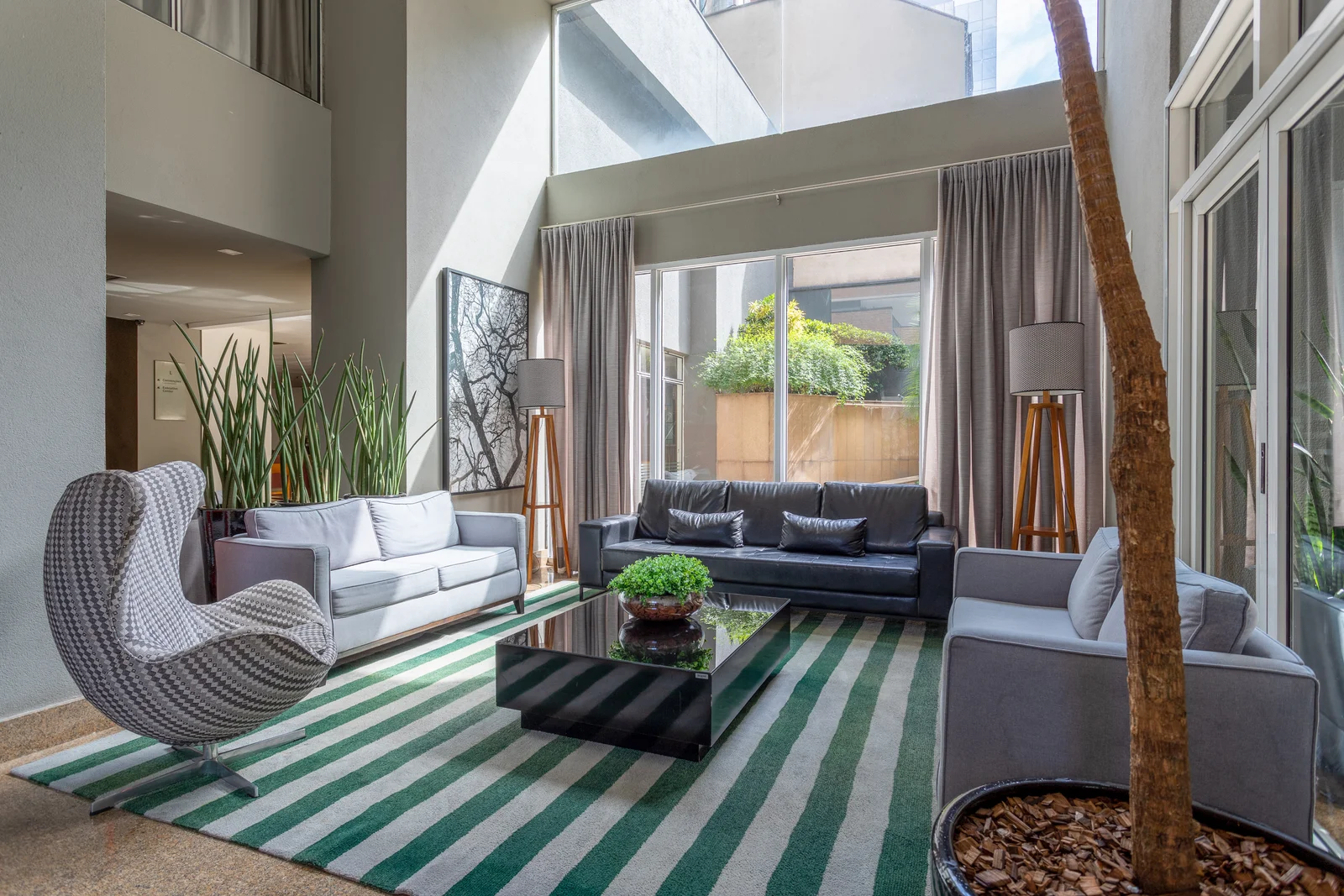 Fotógrafo de arquitetura especializado em interior design. Serviço de fotografia orientado para hotéis, restaurantes, espaços coworking, Airbnb, construtoras, imobiliárias, arquitetos e decoradores. As fotografias são utilizadas para criar um “sentimento” que nenhum texto/descrição ou qualquer outro elemento racional possa transmitir. Boas fotos podem fazer uma grande diferença a favor da sedução e atração dos seus clientes.