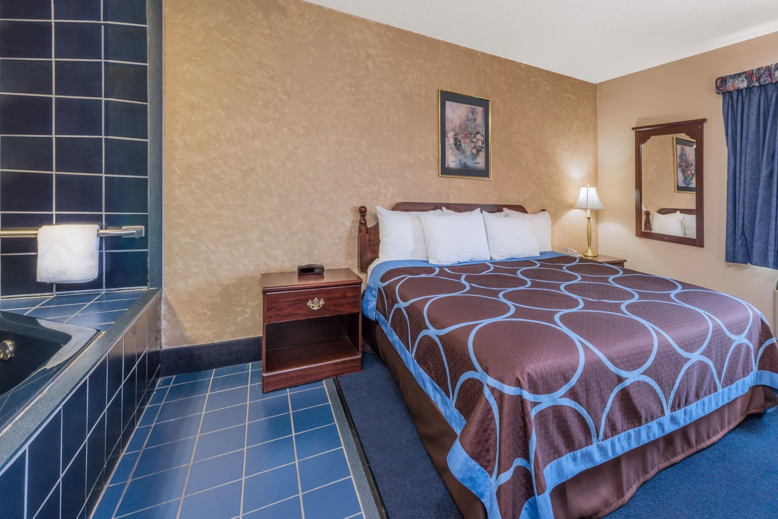 1 King Bed Hot Tub Suite