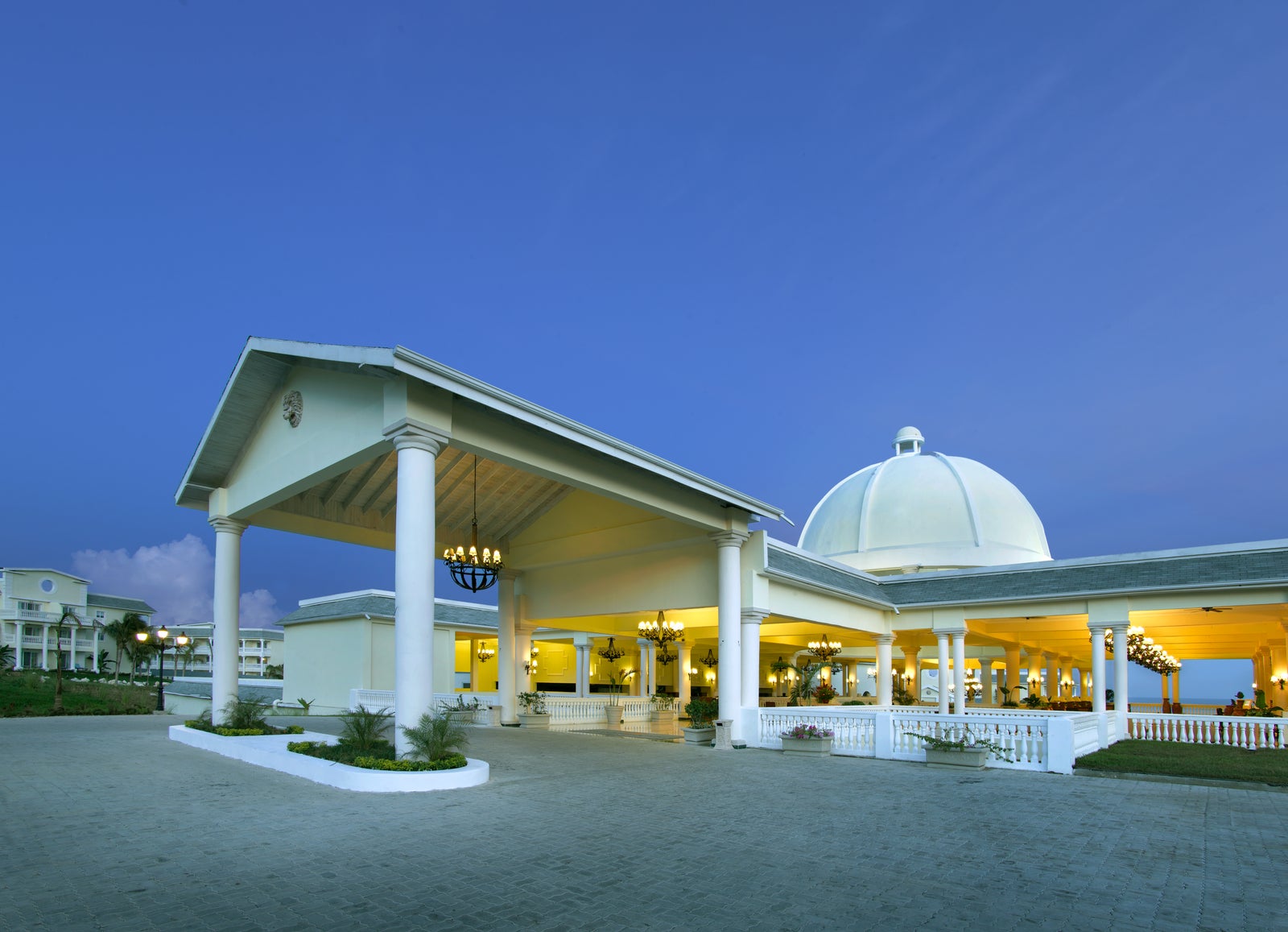 Grand Palladium Jamaica, Grand Palladium Lady Hamilton, Jamaica, Lady Hamilton, entrada, lobby, recepción, fachada, noche, nocturna, exterior