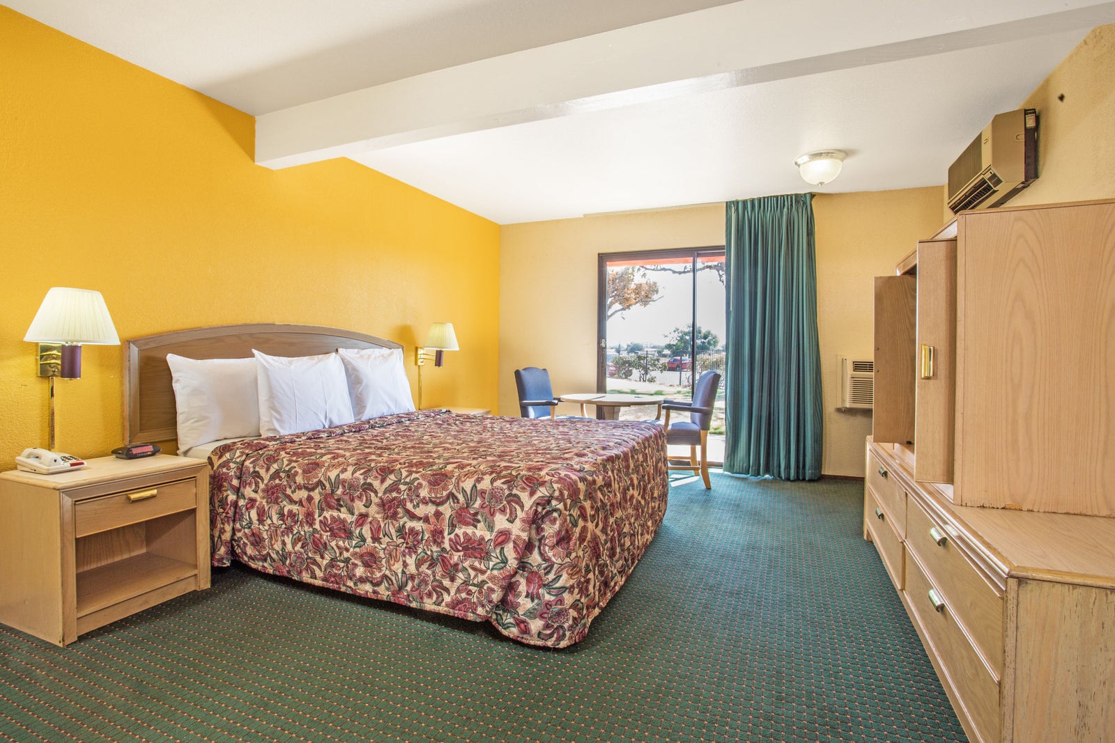 1 Queen Bed Room