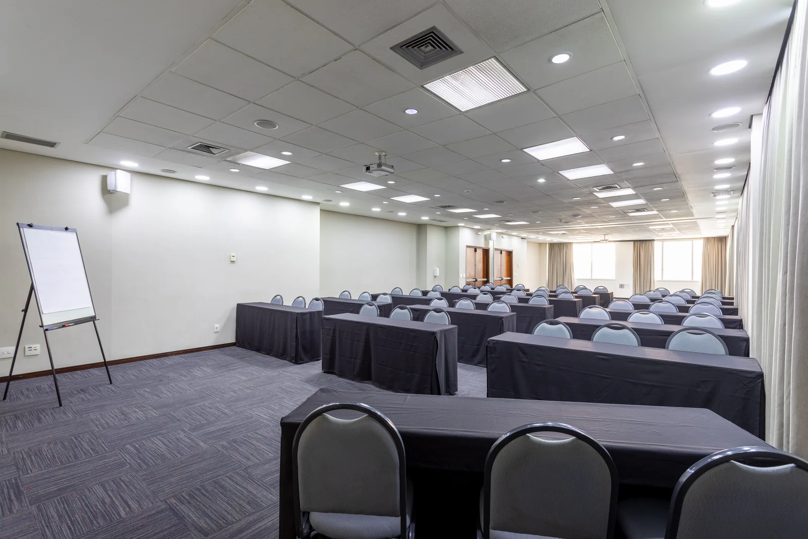Fotógrafo de arquitetura especializado em interior design. Serviço de fotografia orientado para hotéis, restaurantes, espaços coworking, Airbnb, construtoras, imobiliárias, arquitetos e decoradores. As fotografias são utilizadas para criar um “sentimento” que nenhum texto/descrição ou qualquer outro elemento racional possa transmitir. Boas fotos podem fazer uma grande diferença a favor da sedução e atração dos seus clientes.