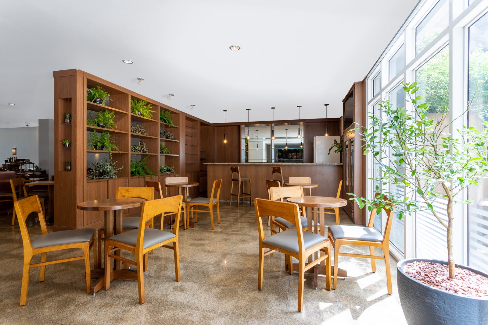 Fotógrafo de arquitetura especializado em interior design. Serviço de fotografia orientado para hotéis, restaurantes, espaços coworking, Airbnb, construtoras, imobiliárias, arquitetos e decoradores. As fotografias são utilizadas para criar um “sentimento” que nenhum texto/descrição ou qualquer outro elemento racional possa transmitir. Boas fotos podem fazer uma grande diferença a favor da sedução e atração dos seus clientes.