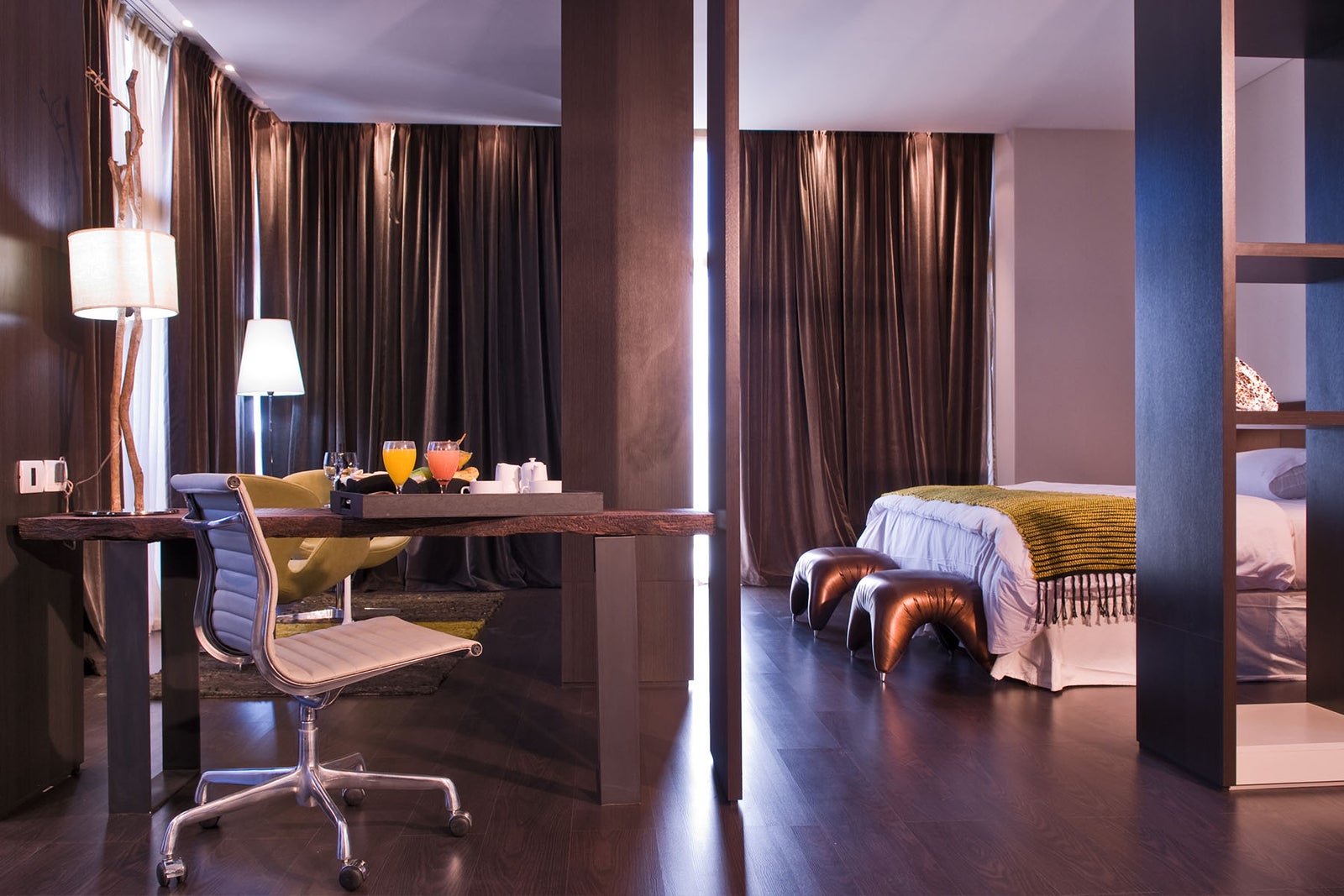 Guest room of Esplendor by Wyndham Mendoza hotel