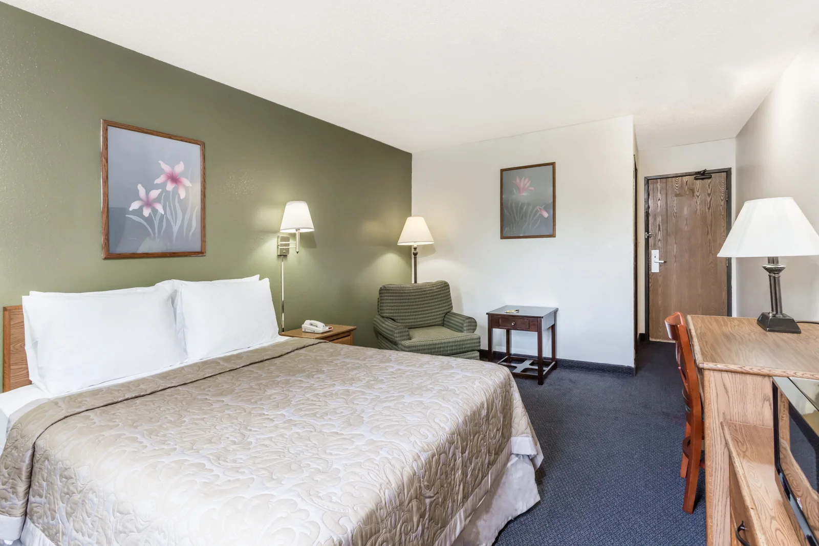 1 Queen Bed Room