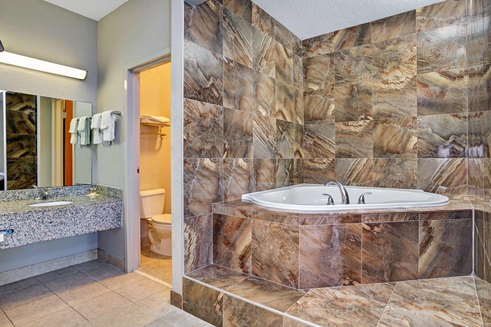 Jacuzzi Suite