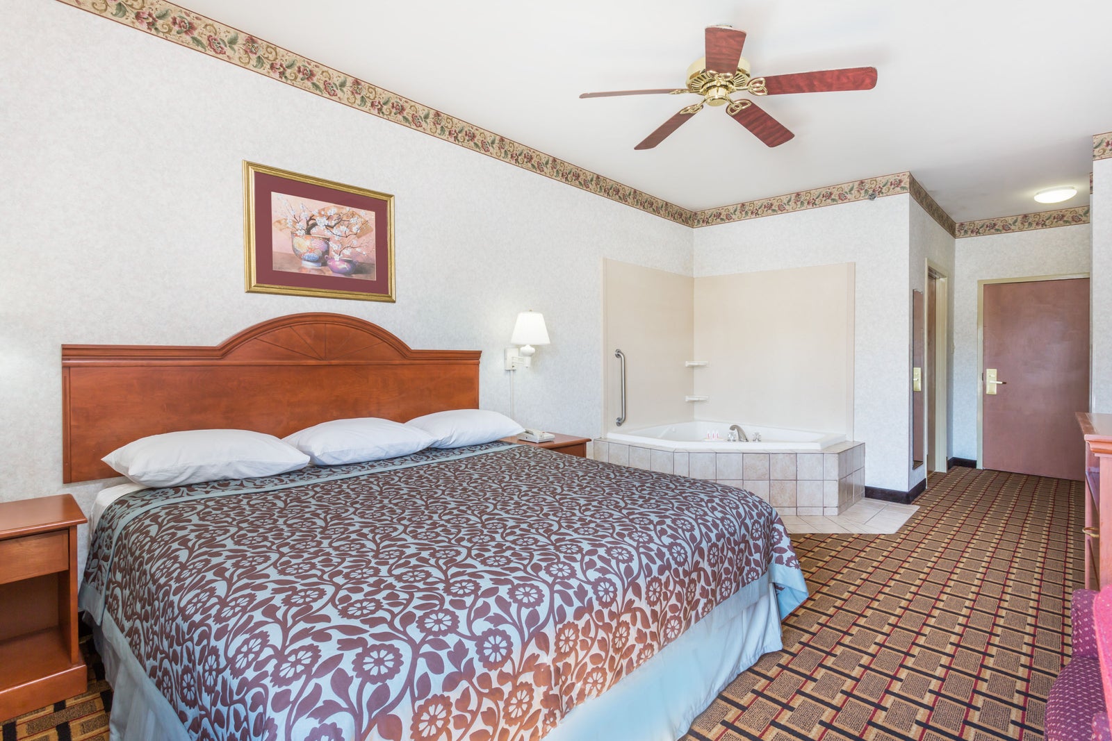 1 King Bed Hot Tub Suite
