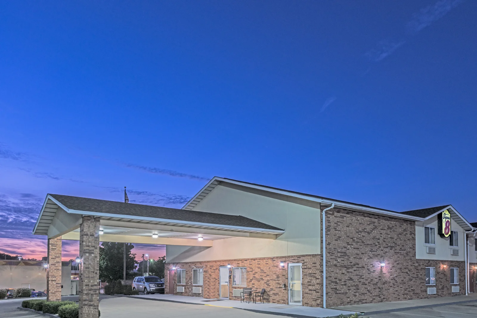 Welcome to the Super 8 Potosi