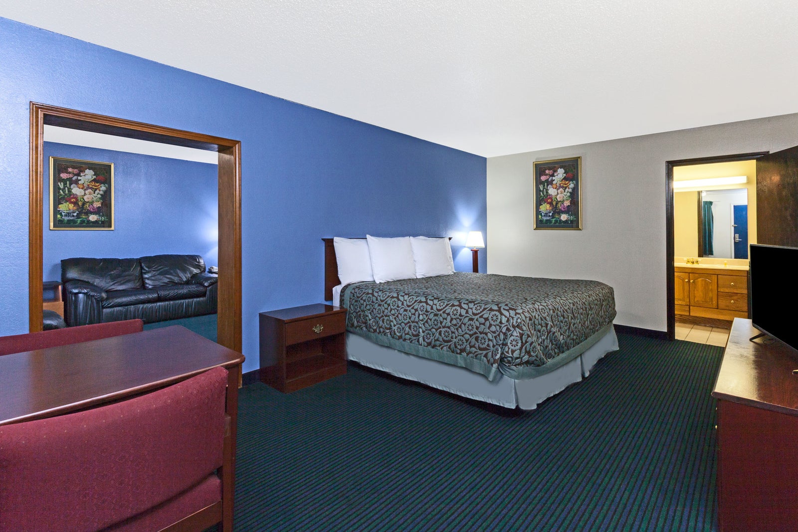 1 King Bed 2 Room Hot Tub Suite