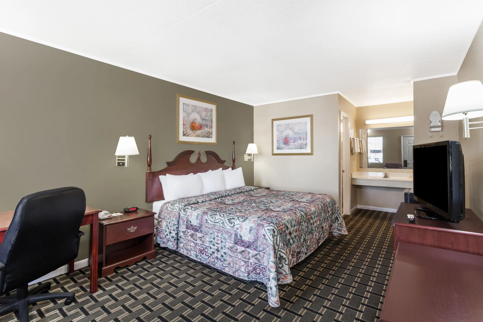 1 Queen Bed Room