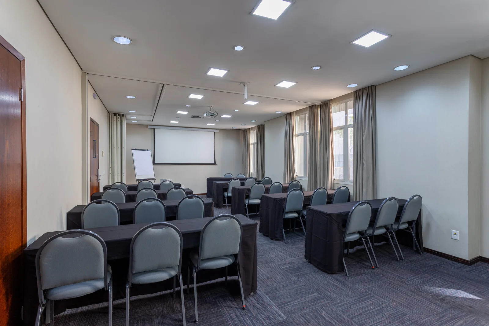 Fotógrafo de arquitetura especializado em interior design. Serviço de fotografia orientado para hotéis, restaurantes, espaços coworking, Airbnb, construtoras, imobiliárias, arquitetos e decoradores. As fotografias são utilizadas para criar um “sentimento” que nenhum texto/descrição ou qualquer outro elemento racional possa transmitir. Boas fotos podem fazer uma grande diferença a favor da sedução e atração dos seus clientes.