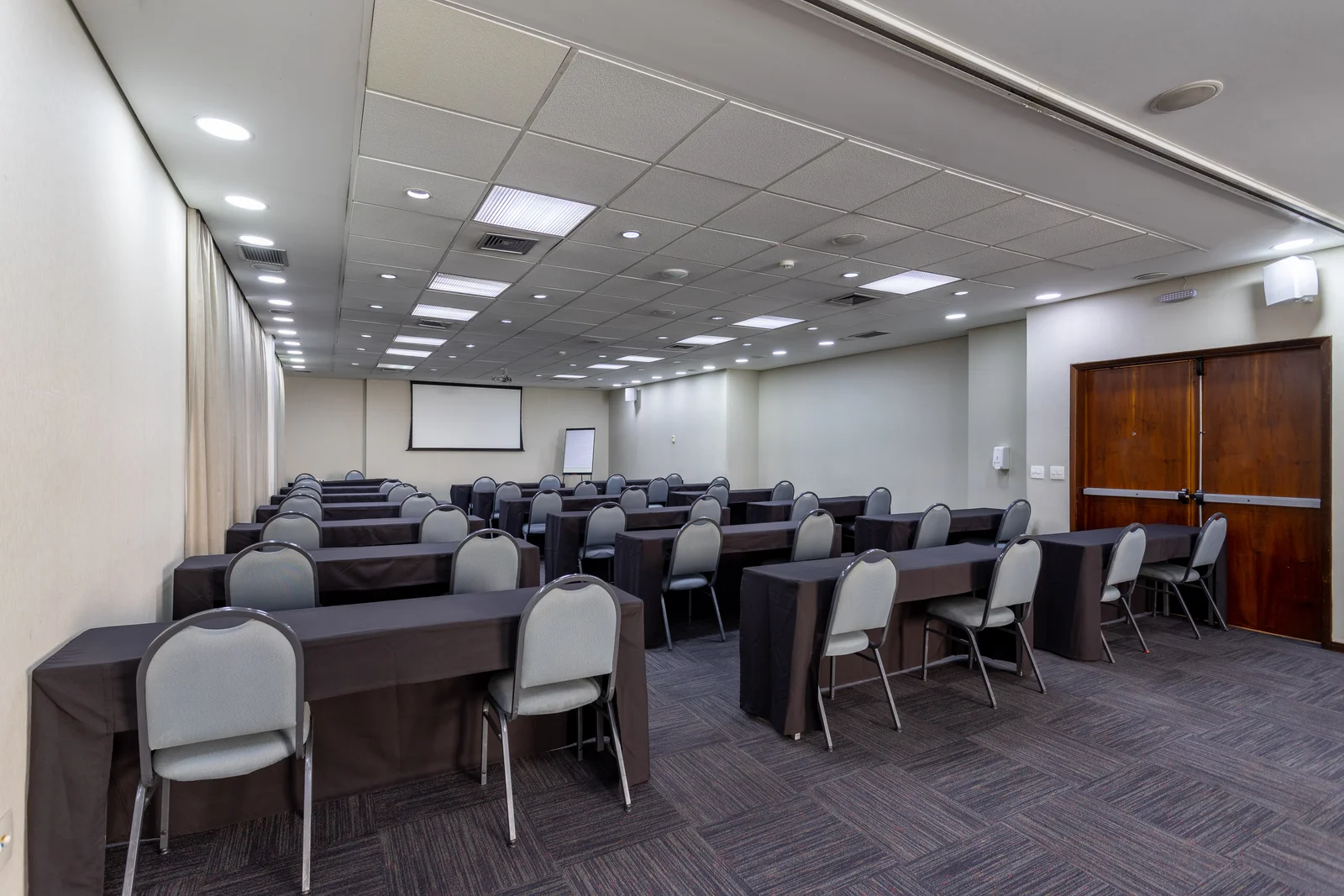 Fotógrafo de arquitetura especializado em interior design. Serviço de fotografia orientado para hotéis, restaurantes, espaços coworking, Airbnb, construtoras, imobiliárias, arquitetos e decoradores. As fotografias são utilizadas para criar um “sentimento” que nenhum texto/descrição ou qualquer outro elemento racional possa transmitir. Boas fotos podem fazer uma grande diferença a favor da sedução e atração dos seus clientes.
