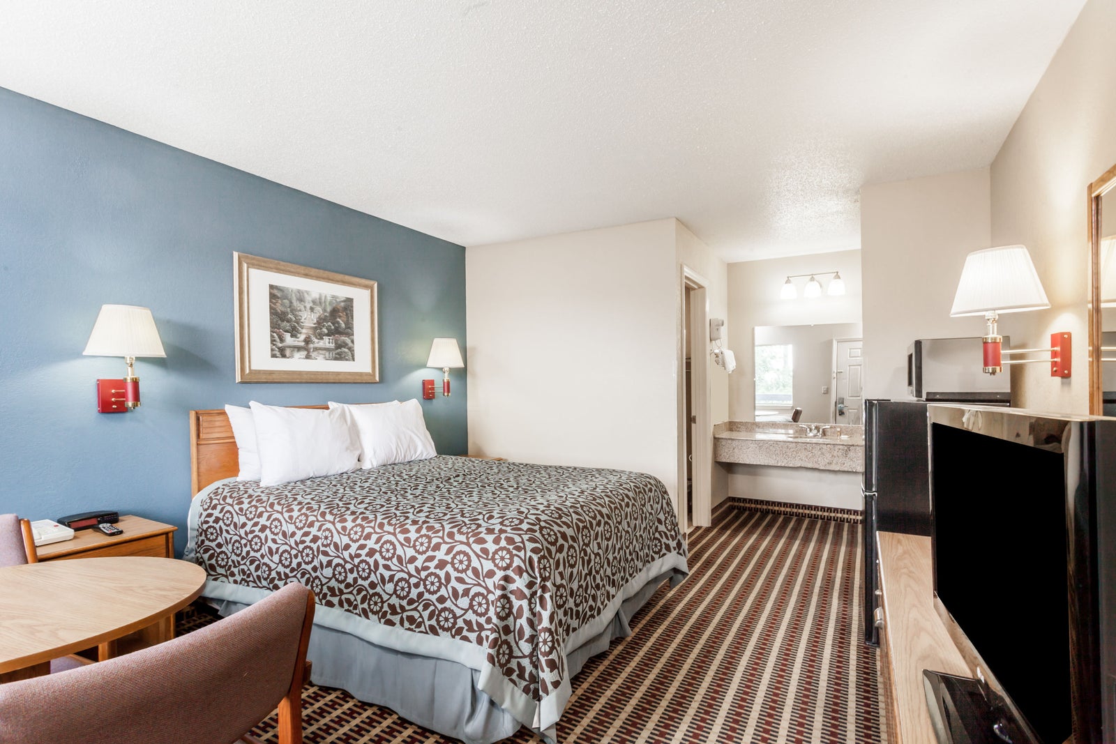 1 Queen Bed Room