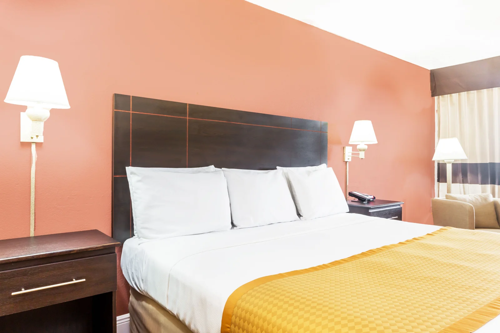 1 Queen Bed Room