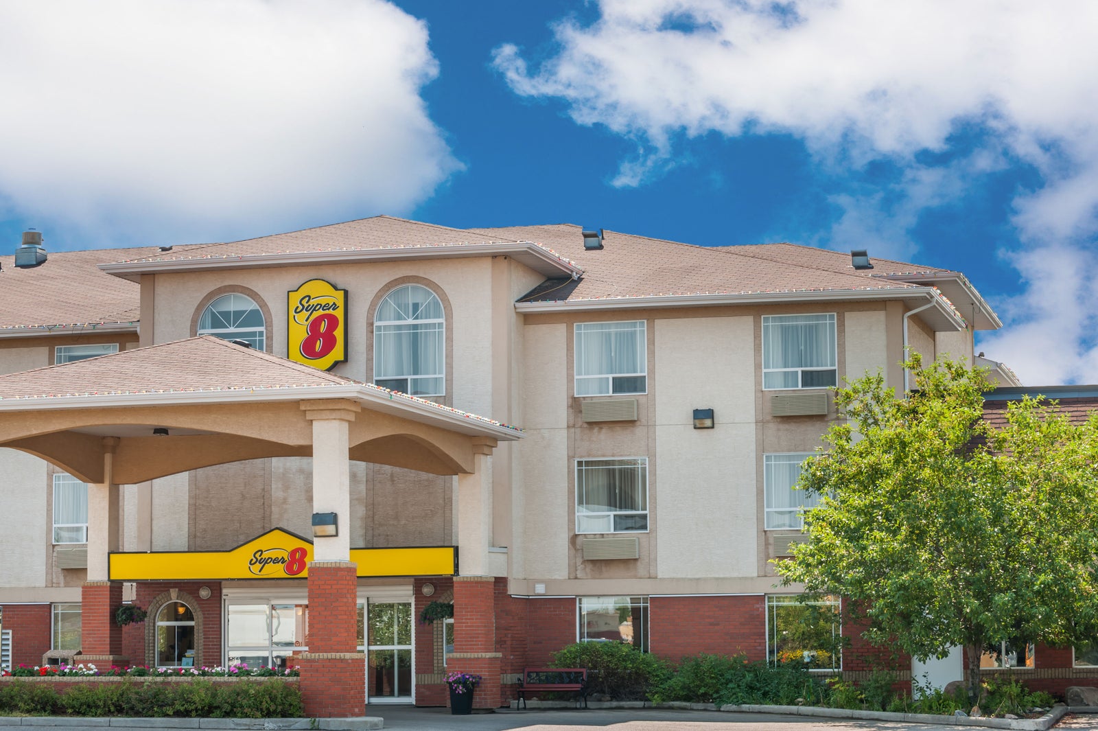 Welcome to the Super 8 High River AB