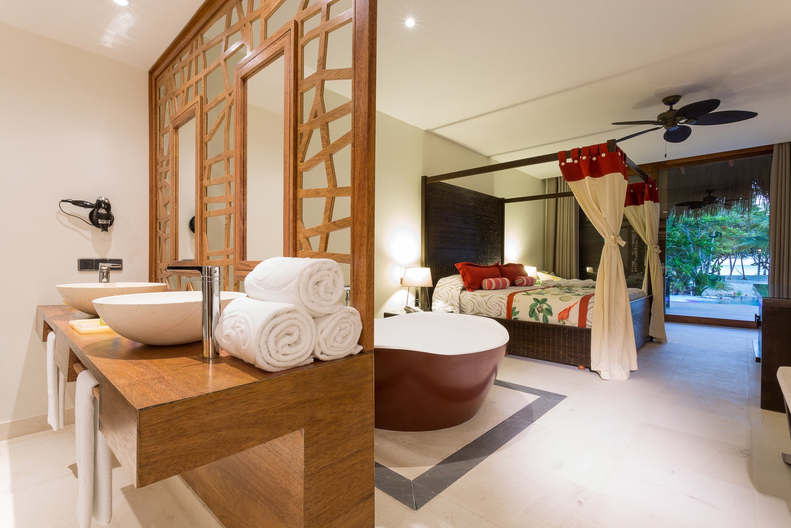 Grand Palladium Riviera, México, Riviera Maya, signature, interior, sala, cuarto, habitación, estancia, dormitorio, cama, bañera, baño