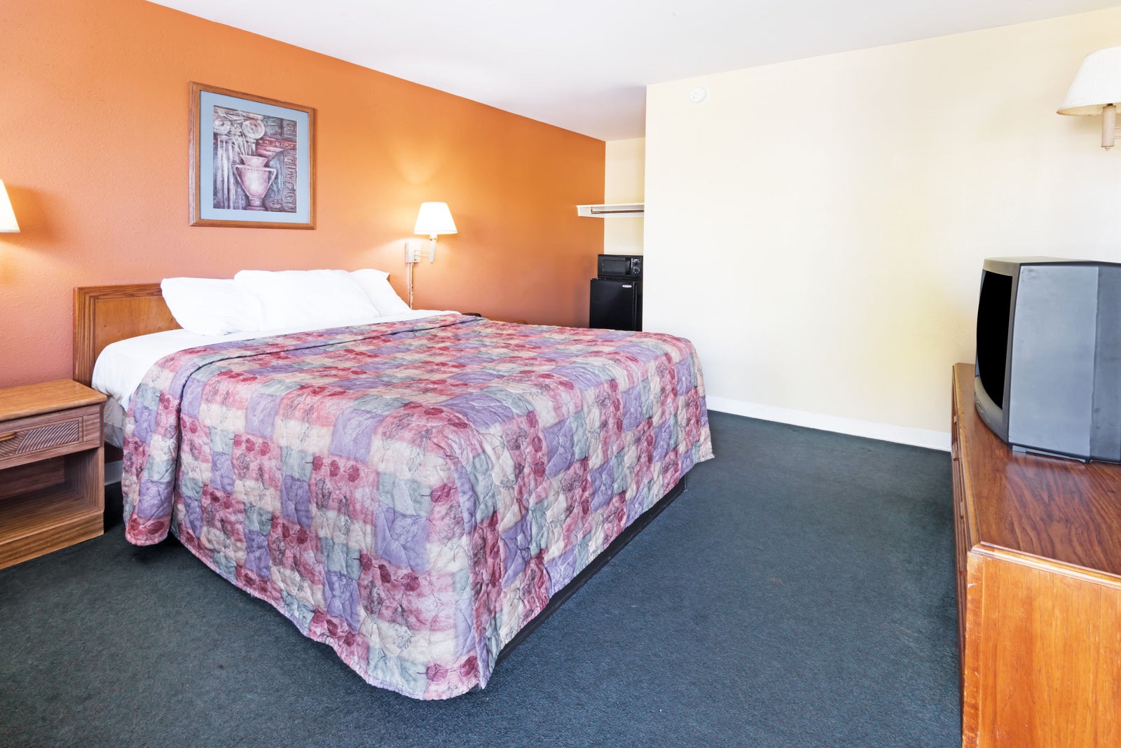 1 Queen Bed Room