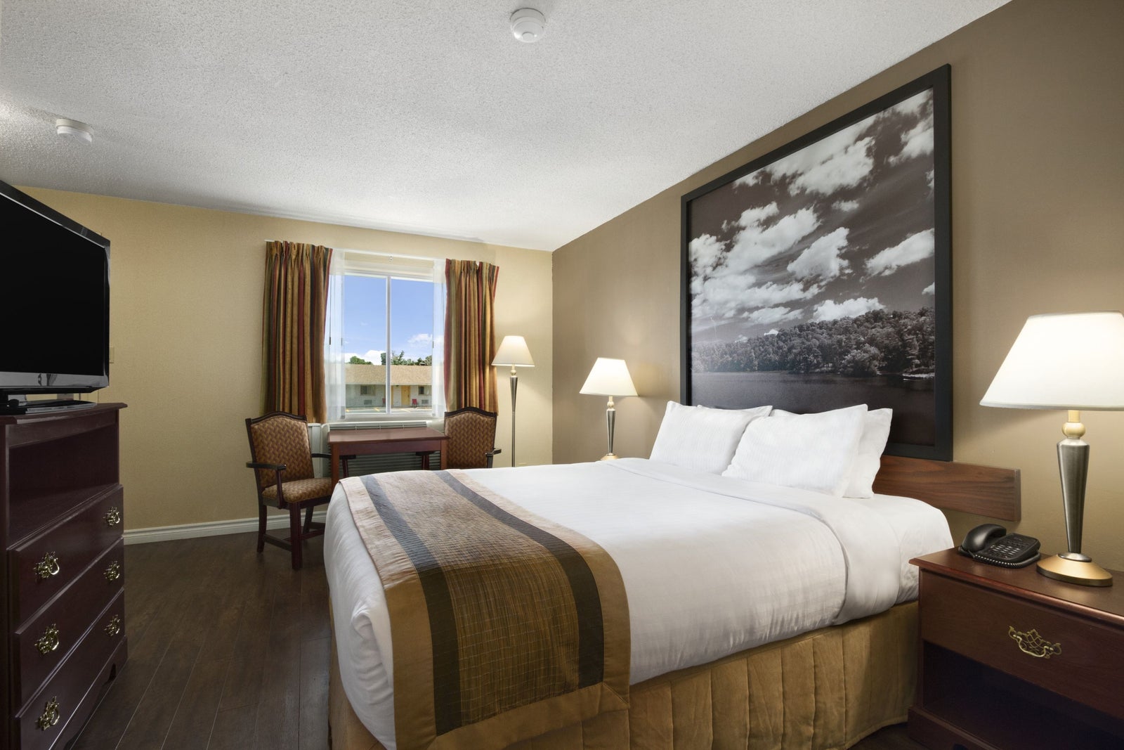 Standard Queen Room