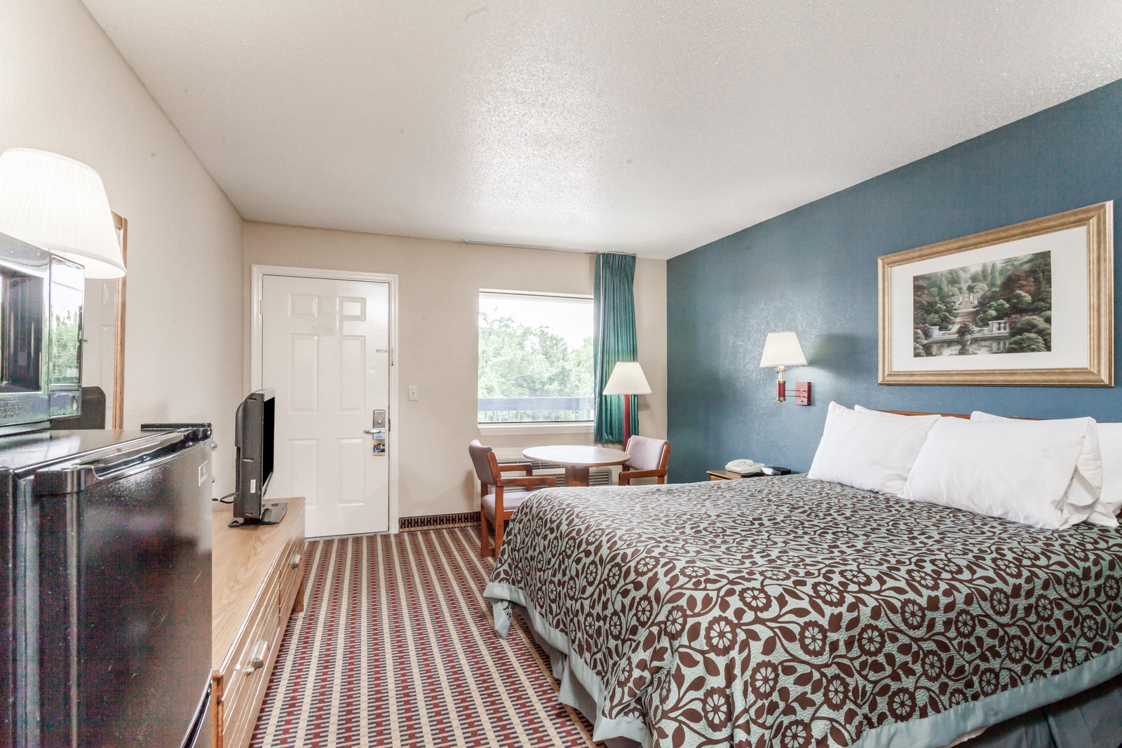 1 Queen Bed Room