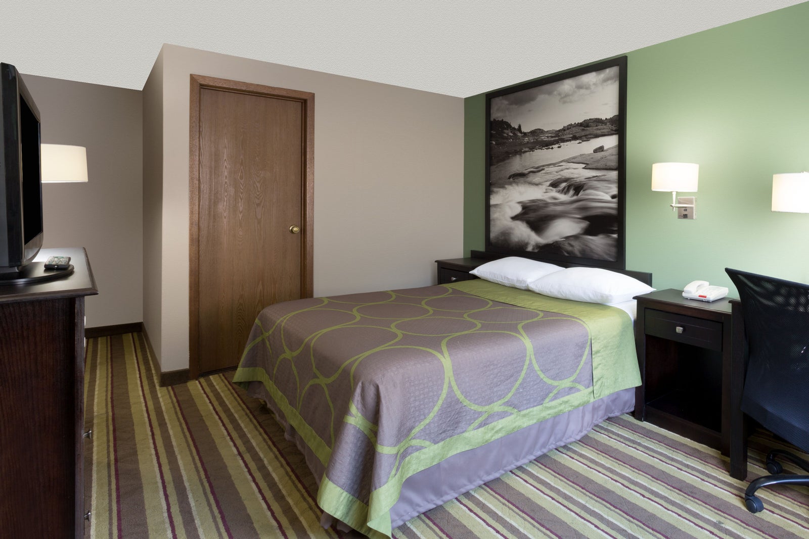 1 Queen Bed Room