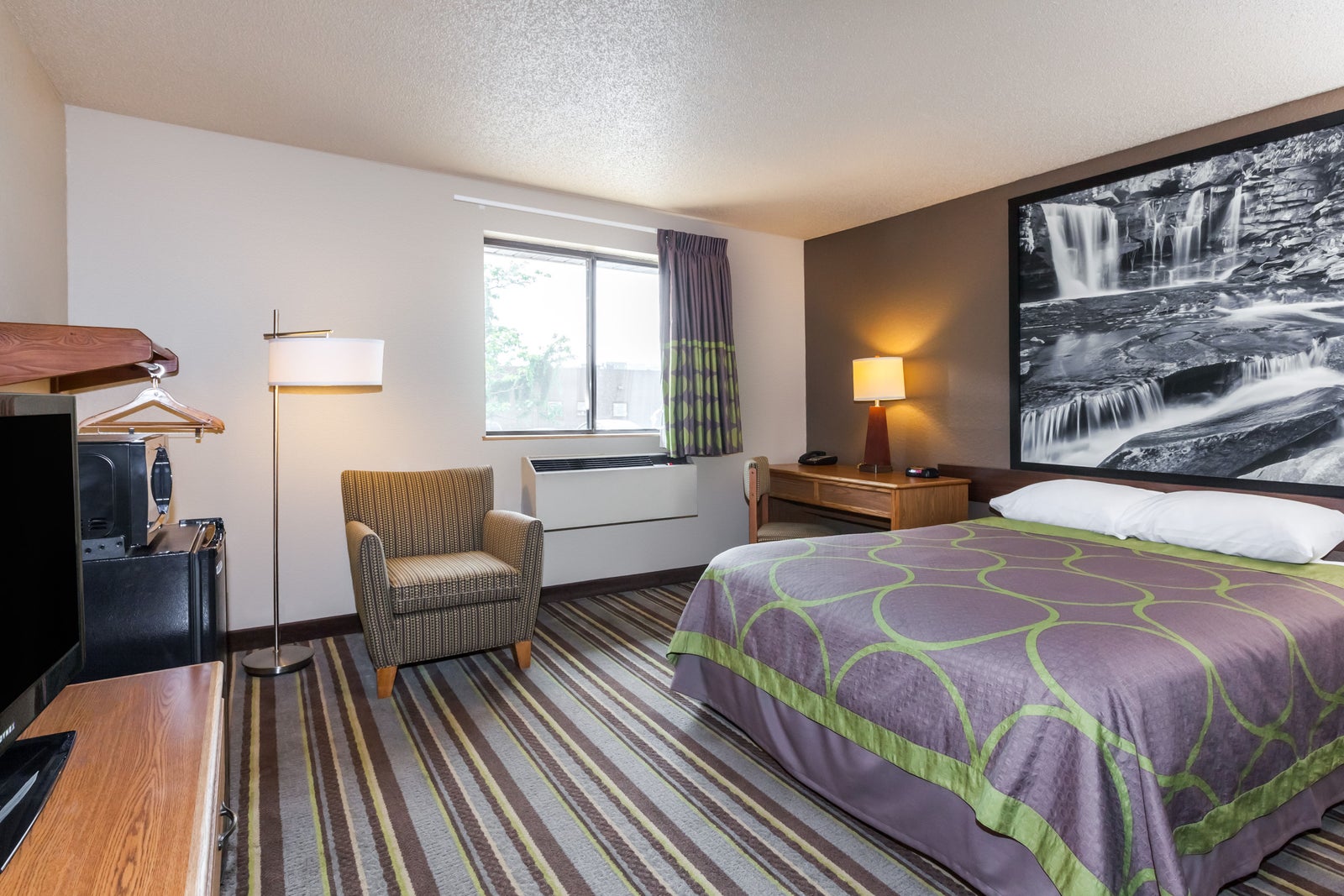 1 Queen Bed Room