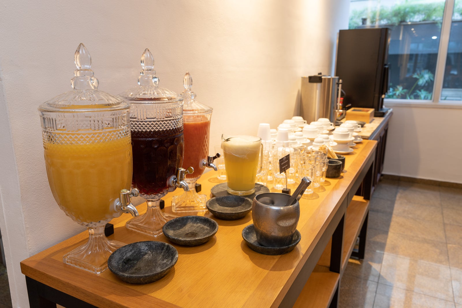 Fotógrafo de arquitetura especializado em interior design. Serviço de fotografia orientado para hotéis, restaurantes, espaços coworking, Airbnb, construtoras, imobiliárias, arquitetos e decoradores. As fotografias são utilizadas para criar um “sentimento” que nenhum texto/descrição ou qualquer outro elemento racional possa transmitir. Boas fotos podem fazer uma grande diferença a favor da sedução e atração dos seus clientes.