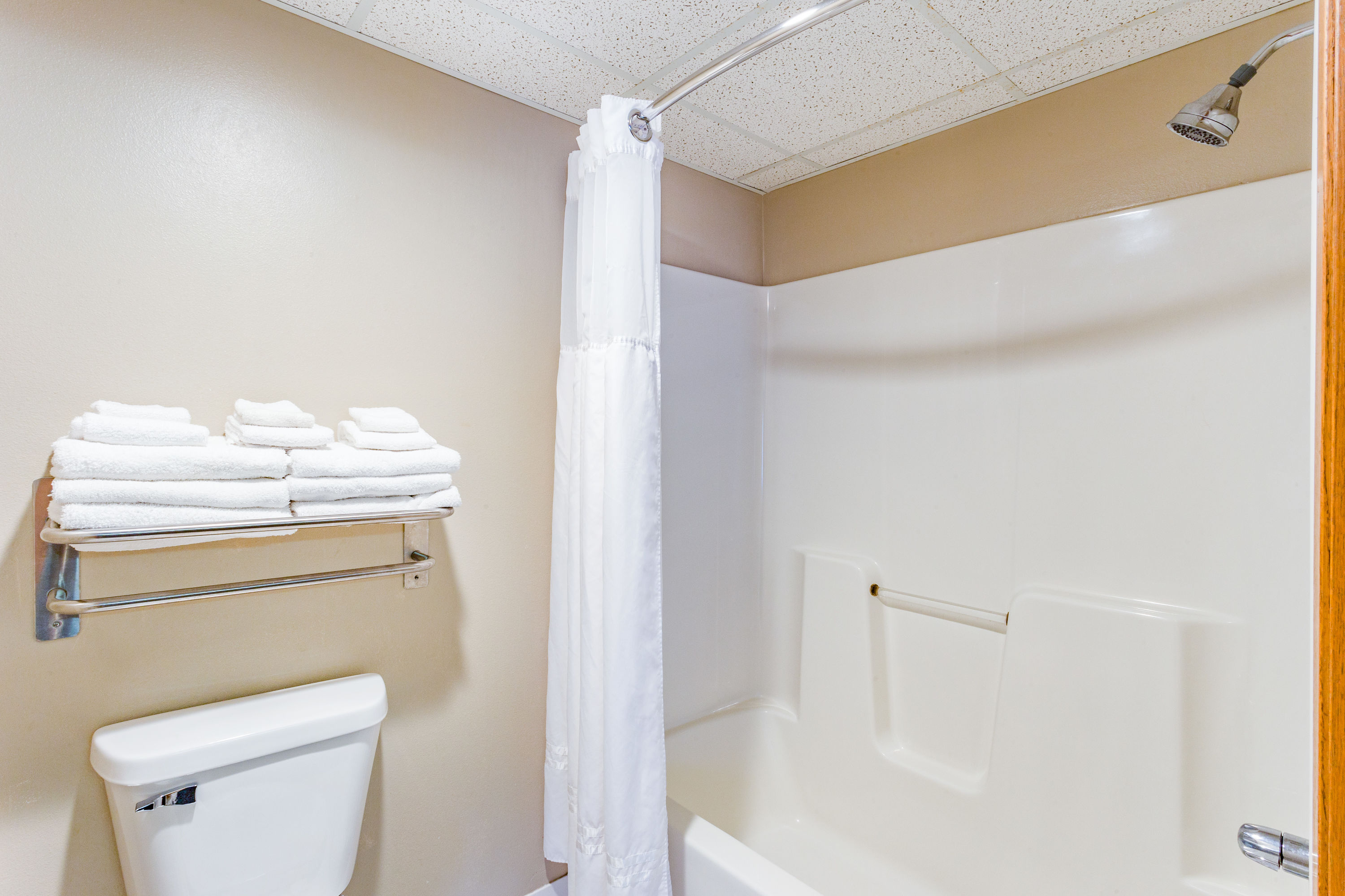 Guest room bath at the AmericInn by Wyndham Des Moines Airport in Des Moines, Iowa