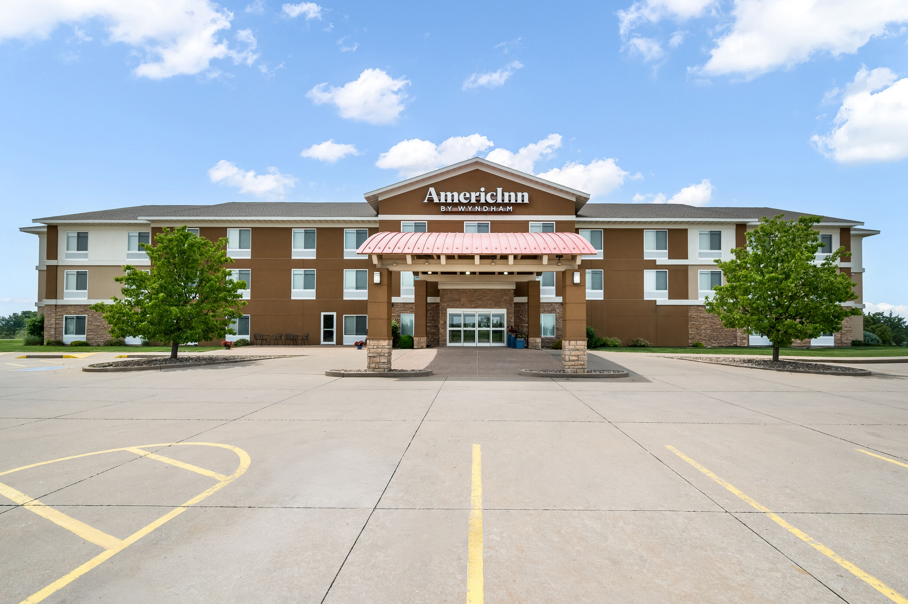 Exterior Day Image of AmericInn by Wyndham Fairfield hotel in Fairfield, Iowa