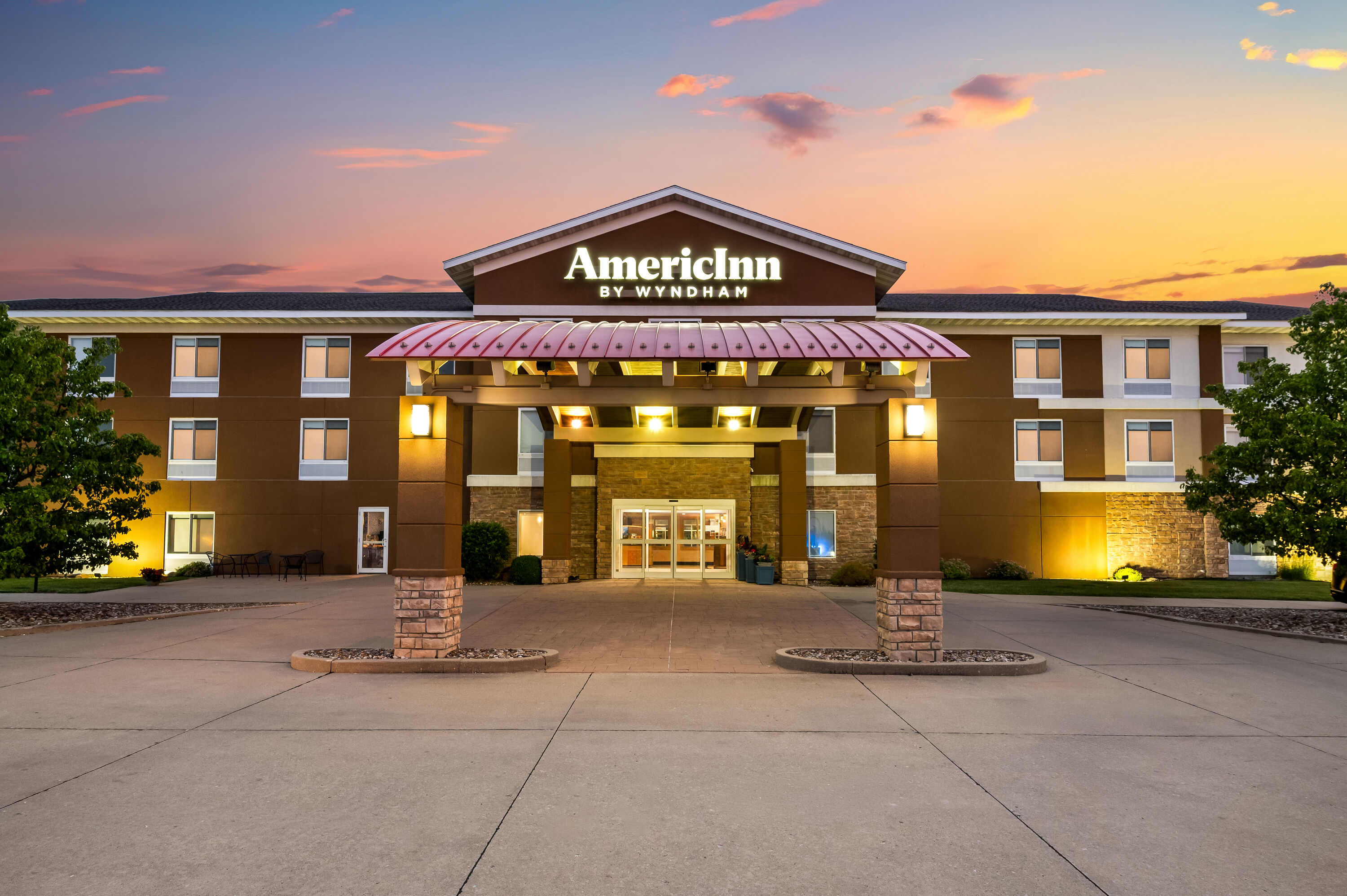 Exterior Dusk Image of AmericInn by Wyndham Fairfield hotel in Fairfield, Iowa