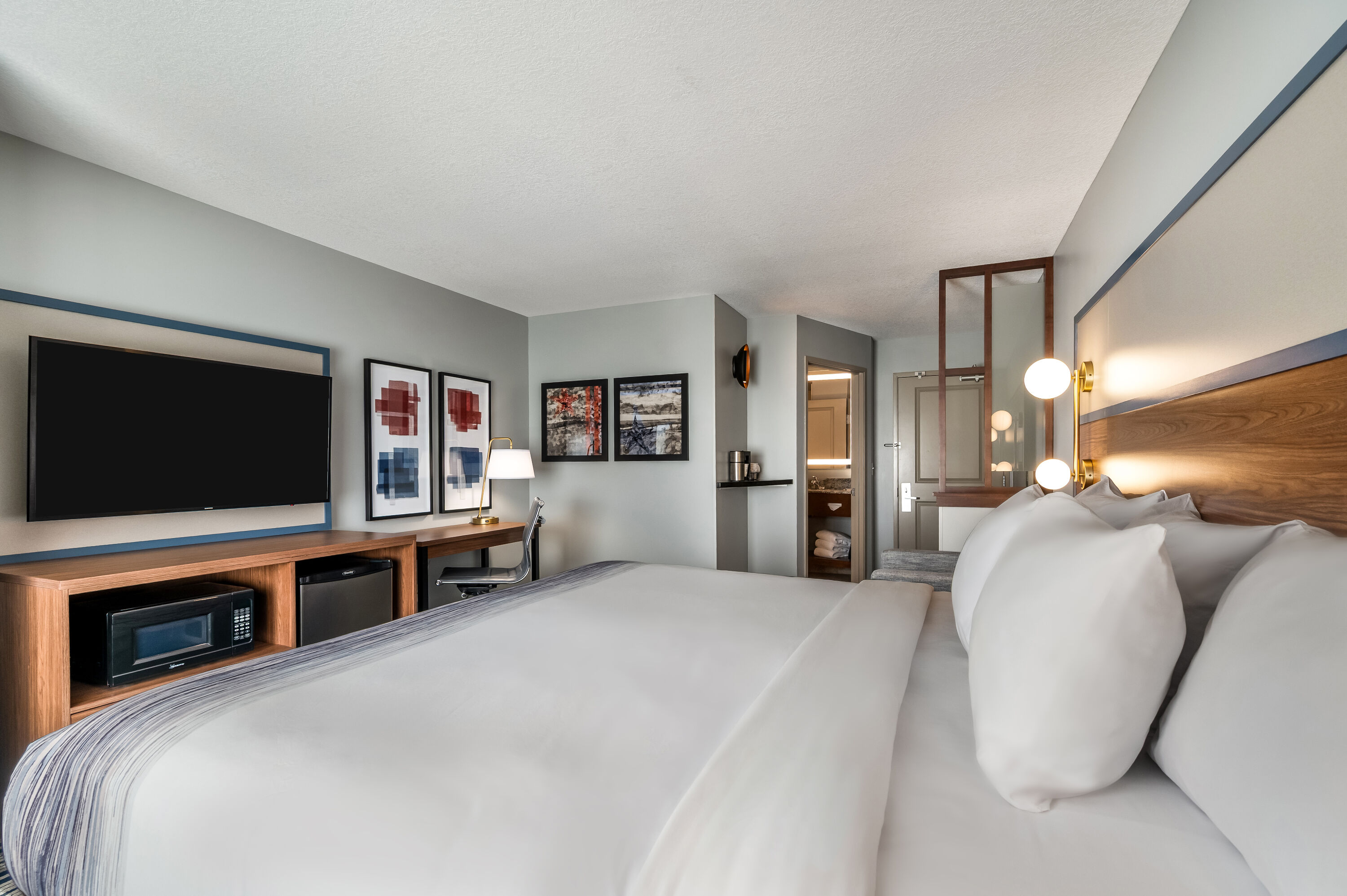 King bed guest room at the AmericInn by Wyndham Fairfield in Fairfield, Iowa