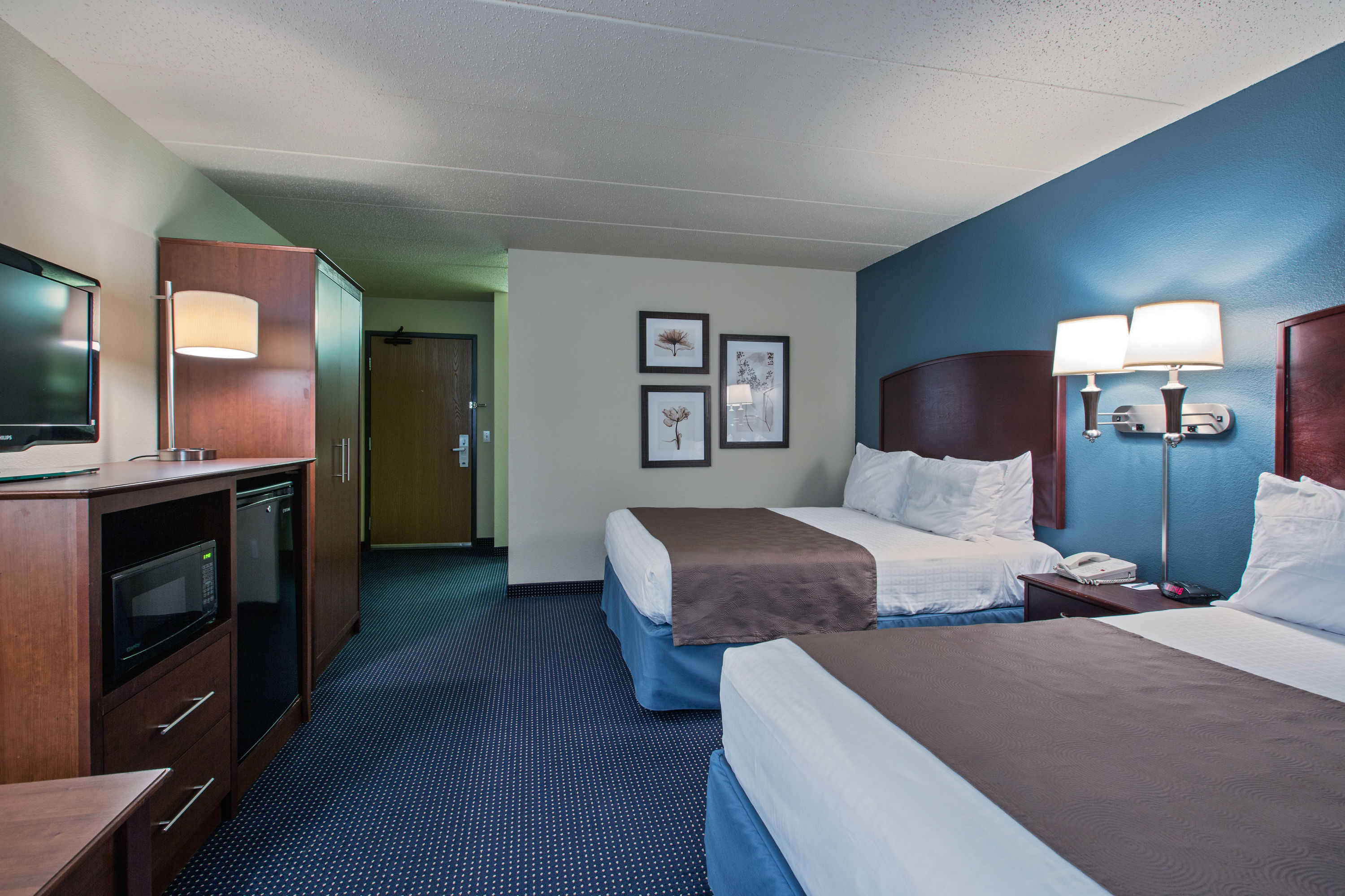 Guest room at the AmericInn by Wyndham Fort Dodge in Fort Dodge, Iowa