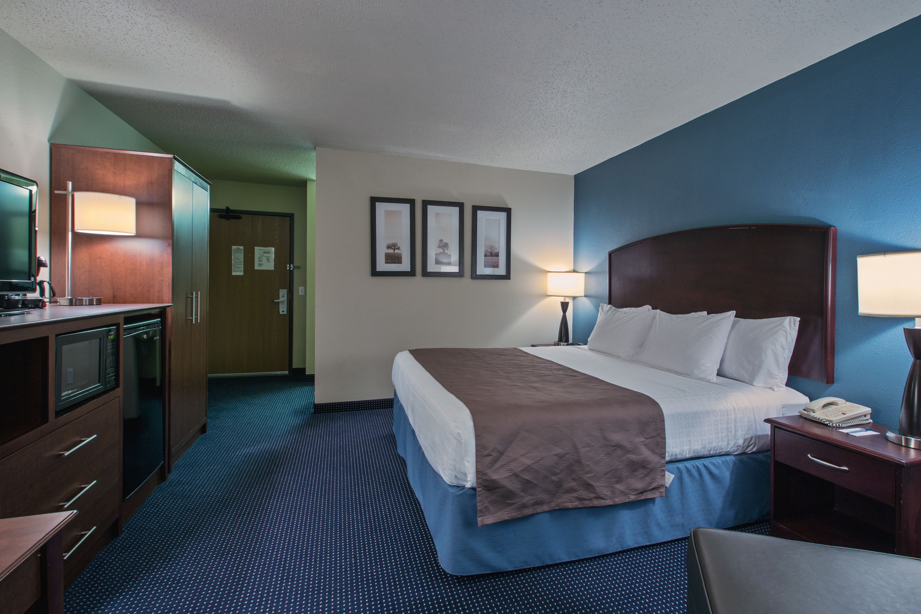 Guest room at the AmericInn by Wyndham Fort Dodge in Fort Dodge, Iowa