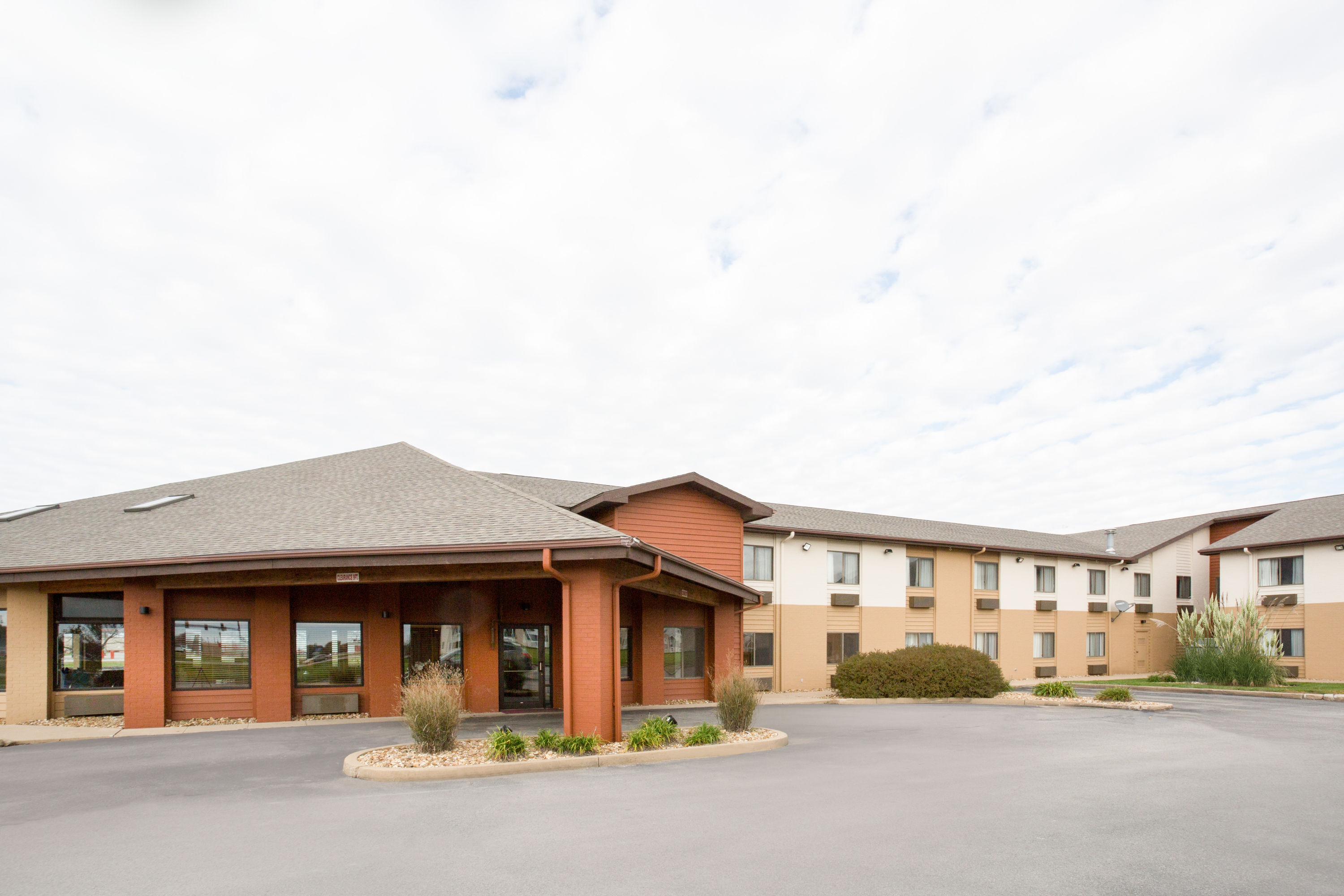 Exterior Day Image of AmericInn by Wyndham Mount Pleasant hotel in Mount Pleasant, Iowa