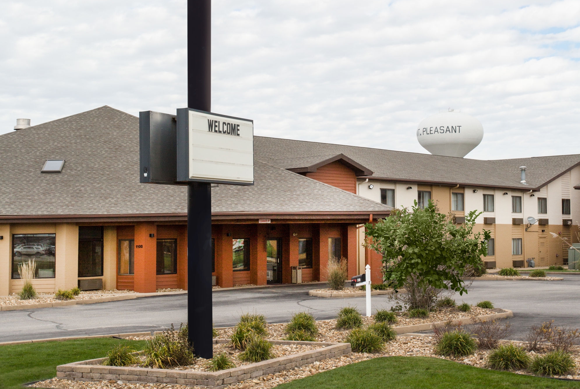 Exterior Day Image of AmericInn by Wyndham Mount Pleasant hotel in Mount Pleasant, Iowa
