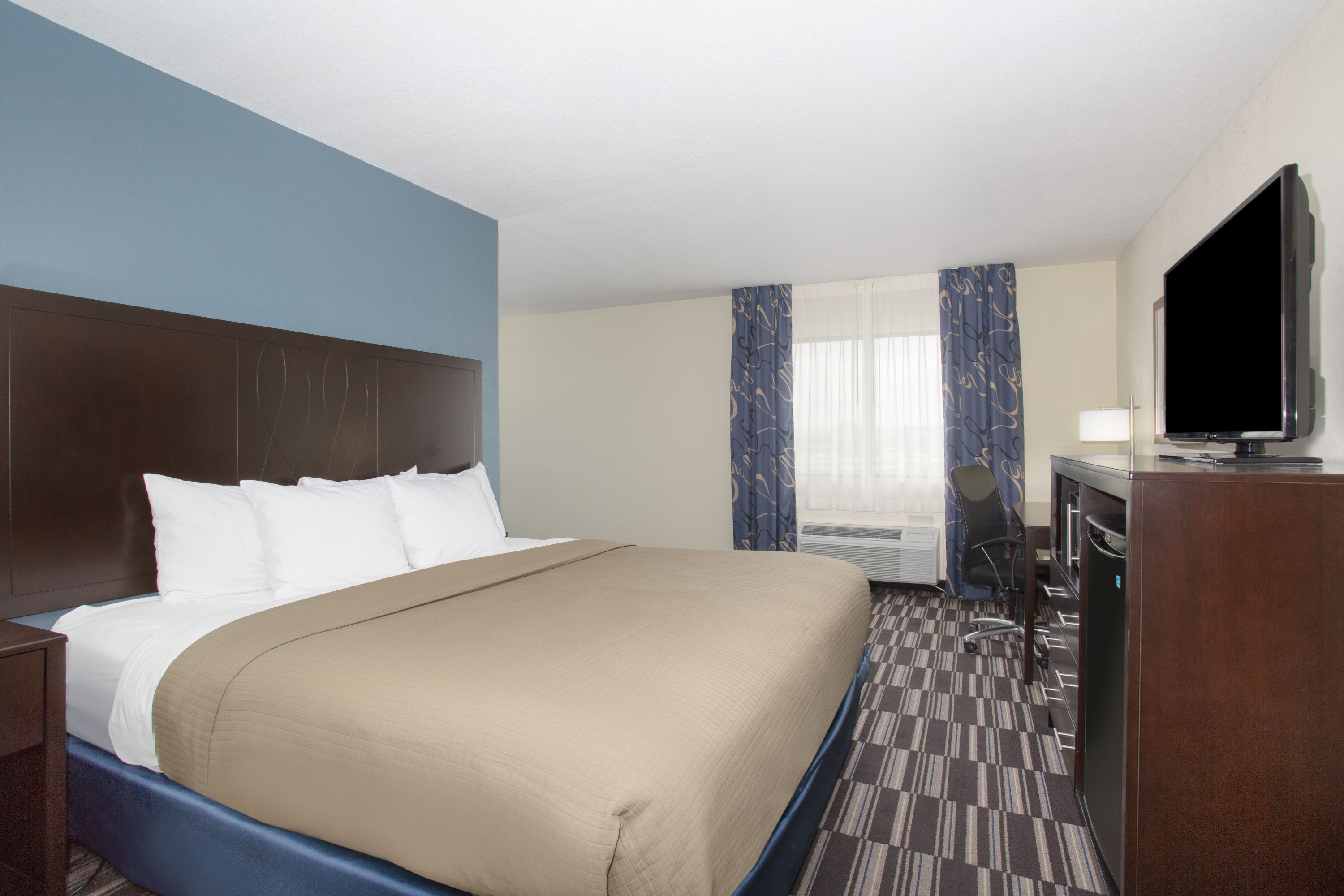 Guest room at the AmericInn by Wyndham Mount Pleasant in Mount Pleasant, Iowa