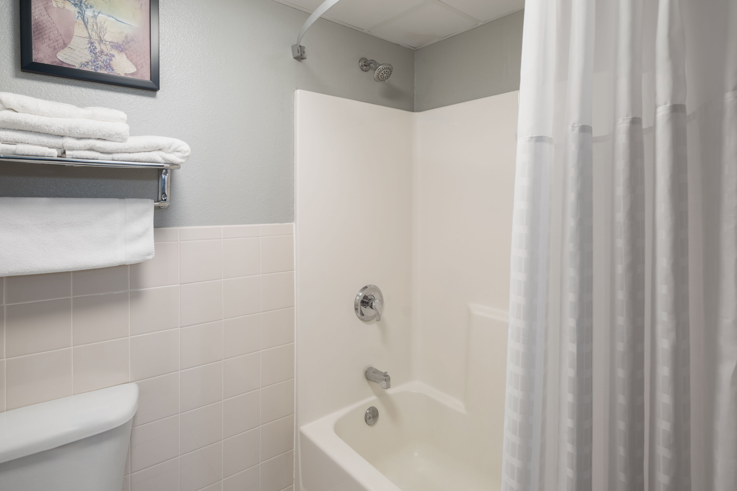Guest room bath at the AmericInn by Wyndham Muscatine in Muscatine, Iowa