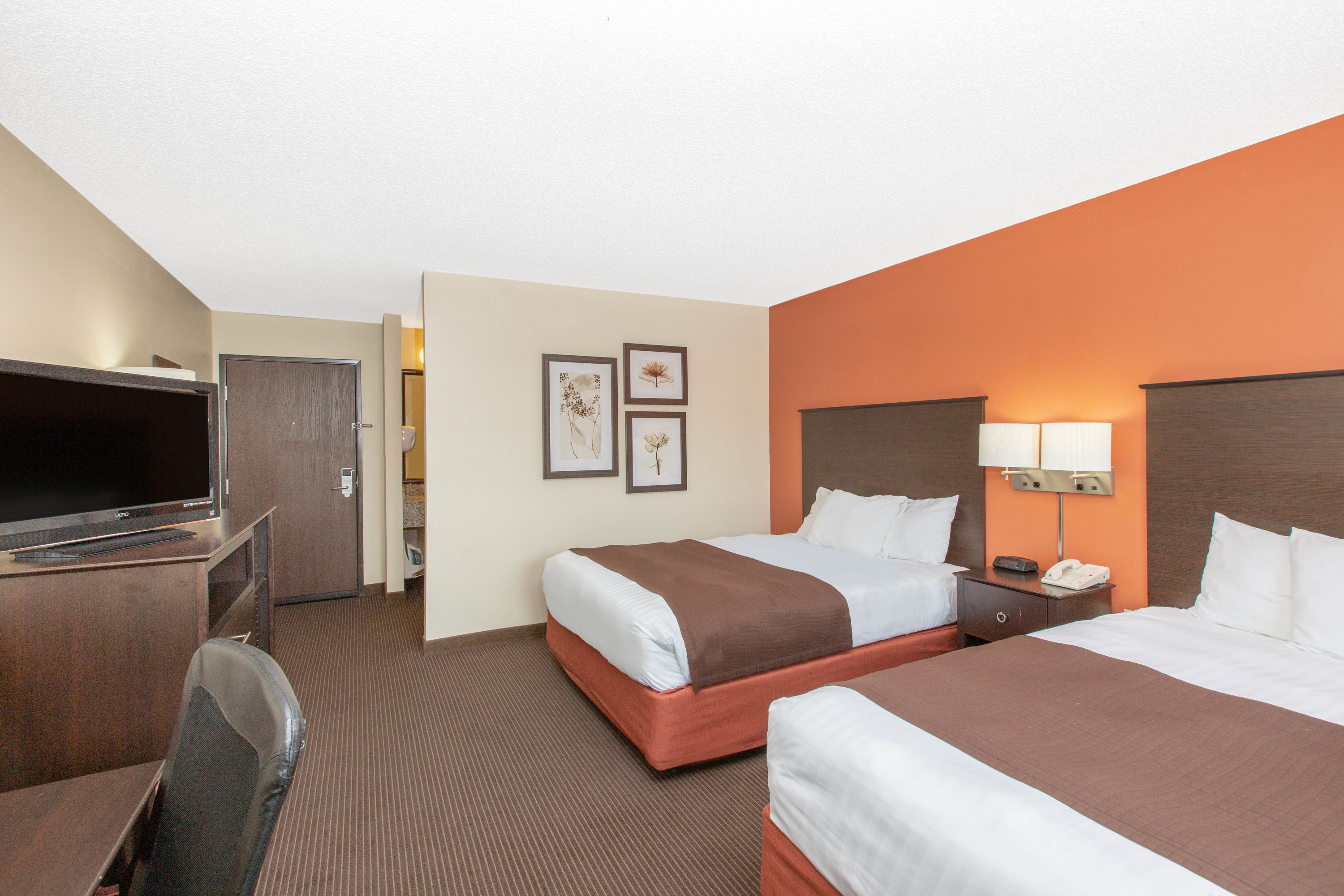 Guest room at the AmericInn by Wyndham Ottumwa in Ottumwa, Iowa