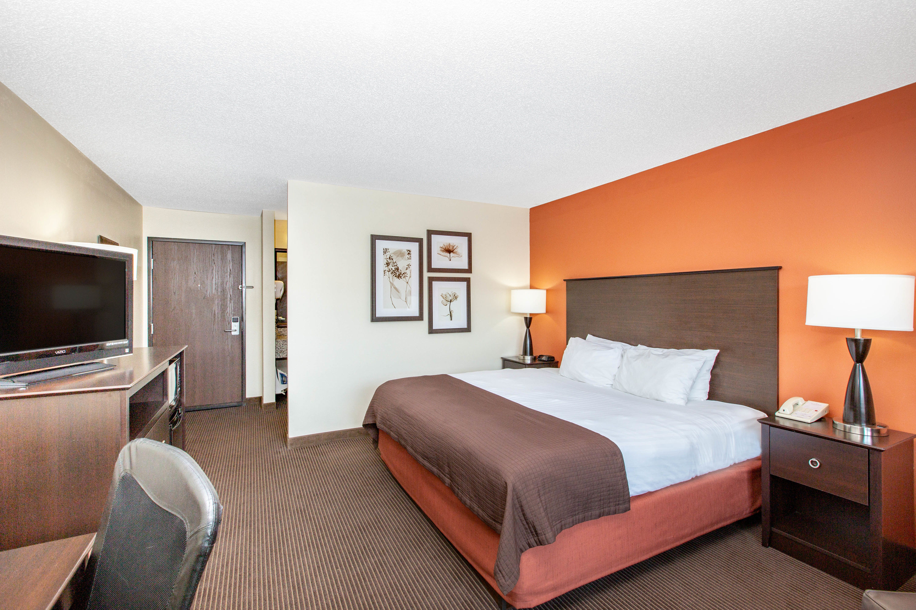 Guest room at the AmericInn by Wyndham Ottumwa in Ottumwa, Iowa
