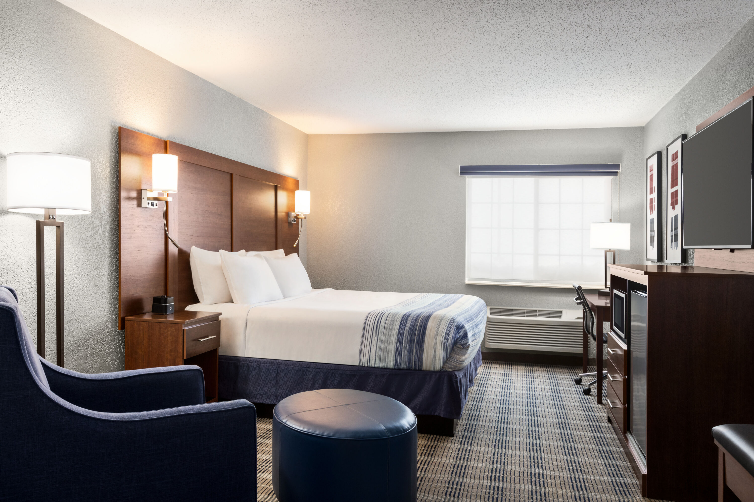 Guest room at the AmericInn by Wyndham Williamsburg in Williamsburg, Iowa