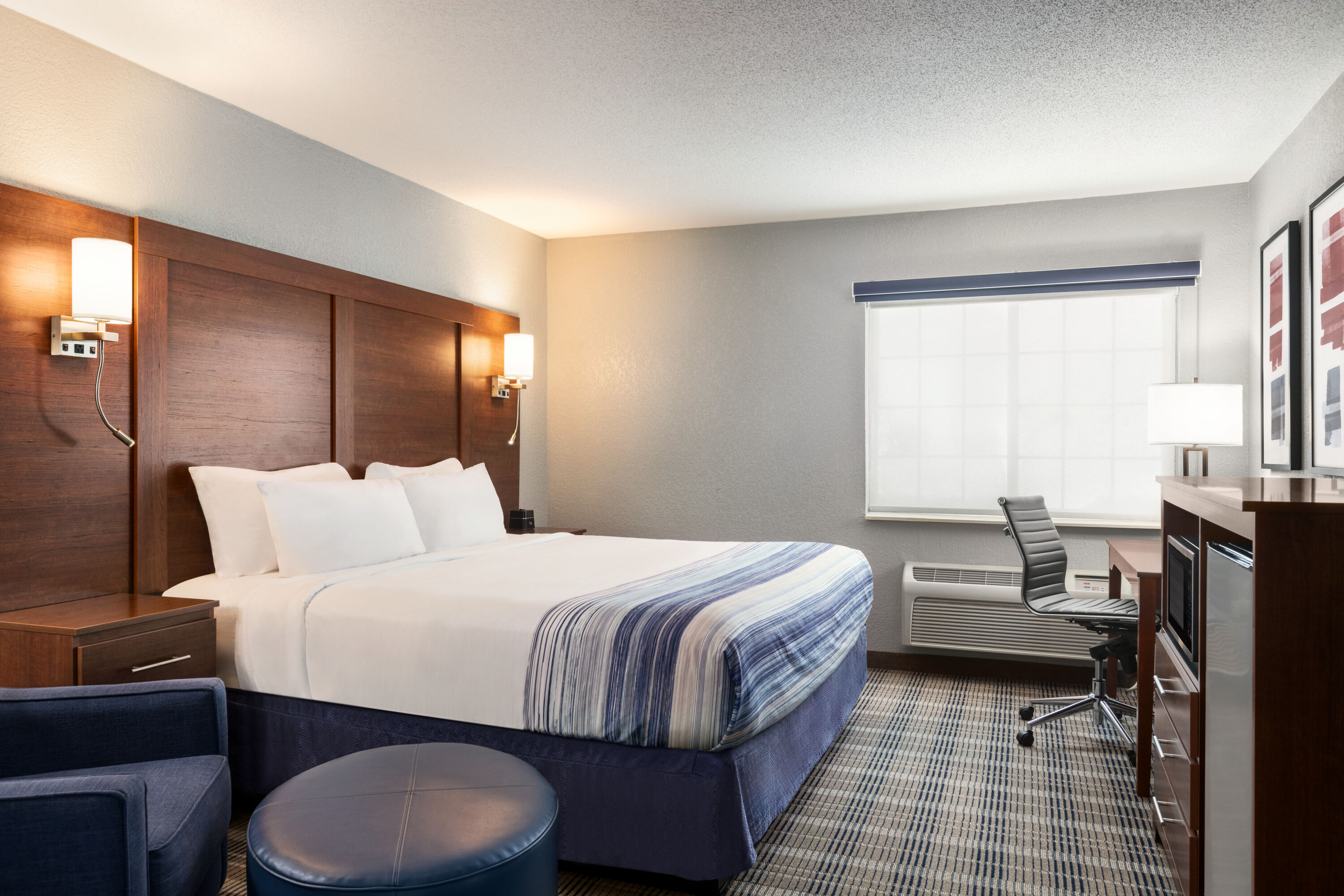 Guest room at the AmericInn by Wyndham Williamsburg in Williamsburg, Iowa