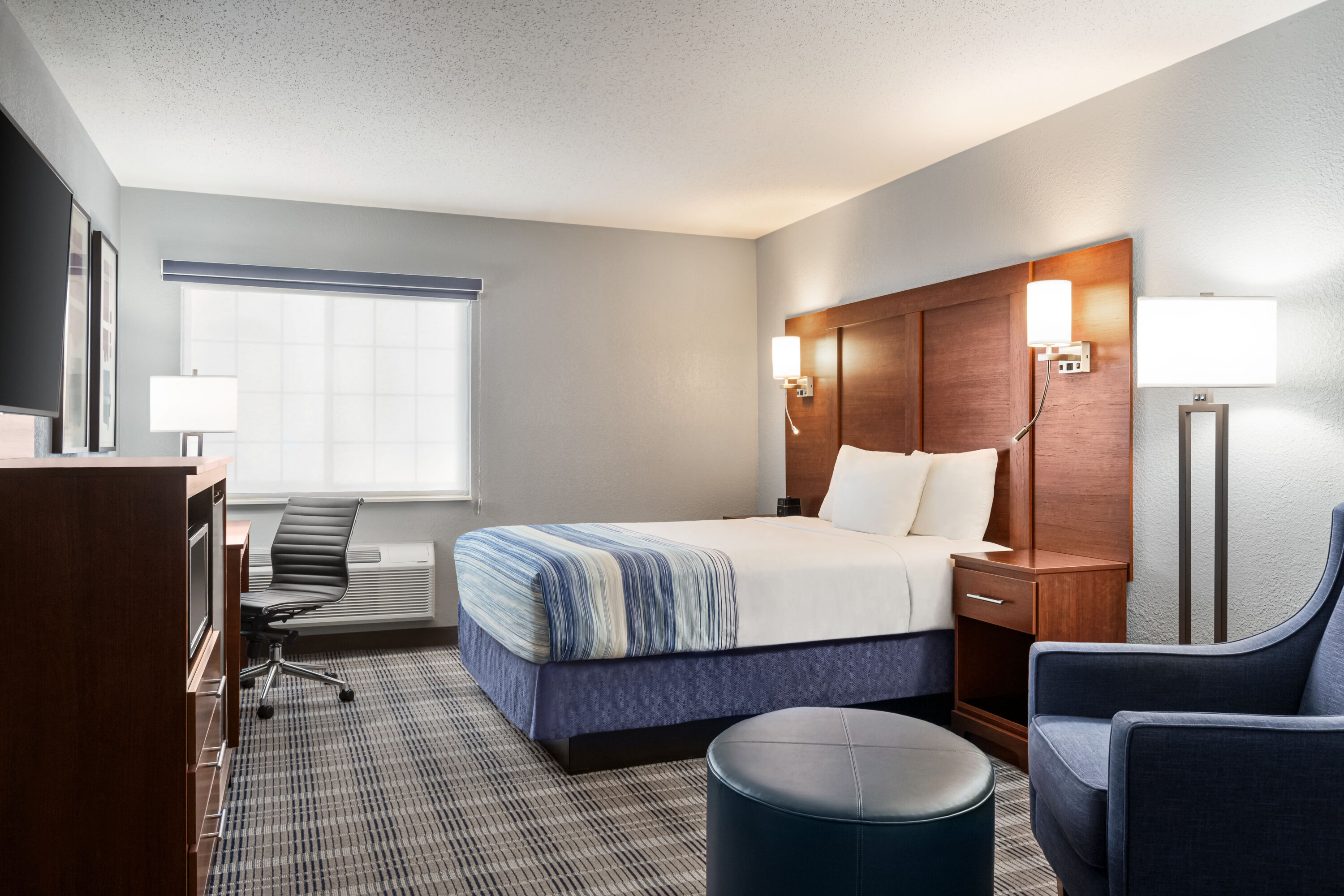 Guest room at the AmericInn by Wyndham Williamsburg in Williamsburg, Iowa