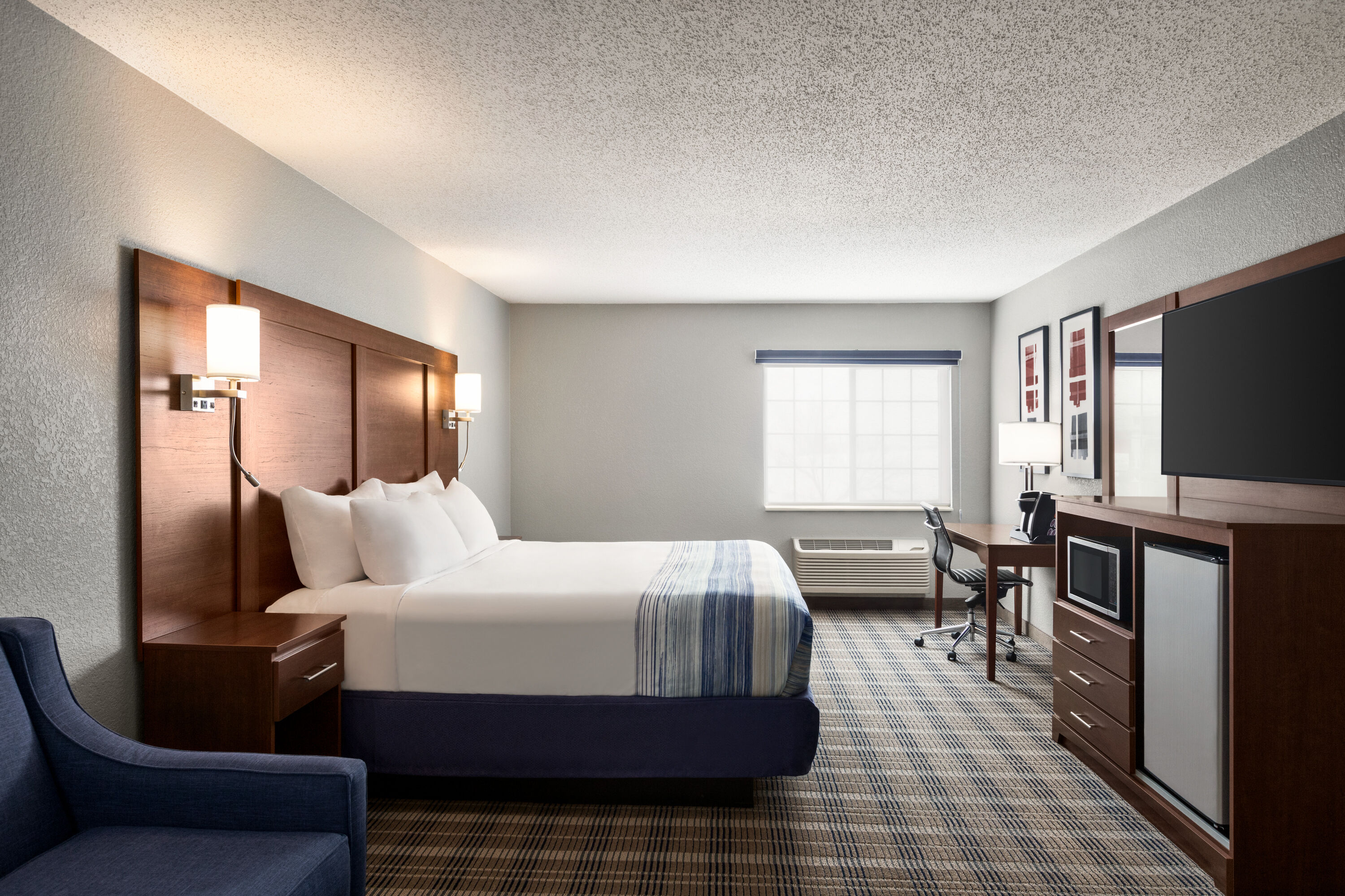 AmericInn by Wyndham Williamsburg suite in Williamsburg, Iowa