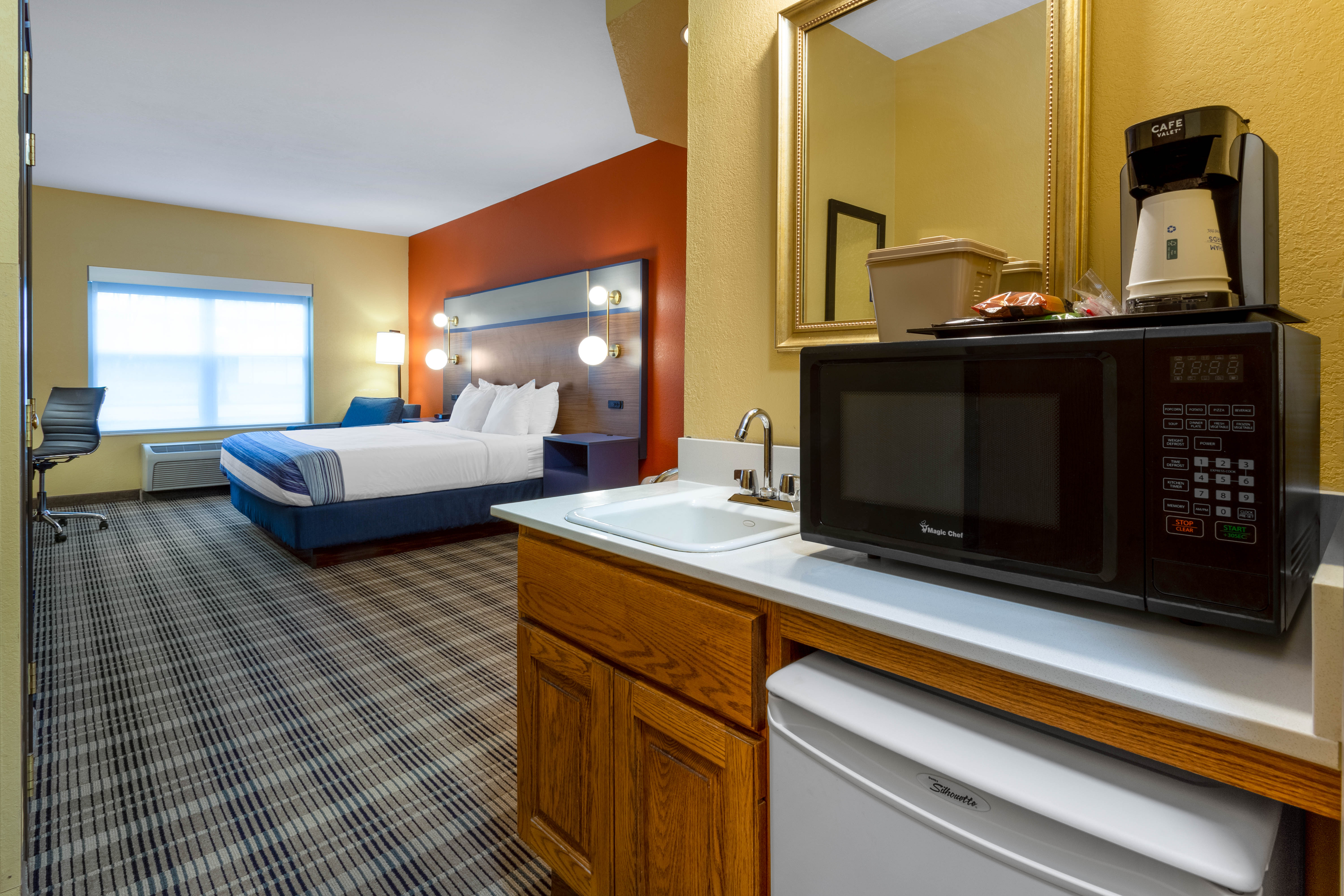 AmericInn by Wyndham Fulton Clinton suite in Fulton, Illinois