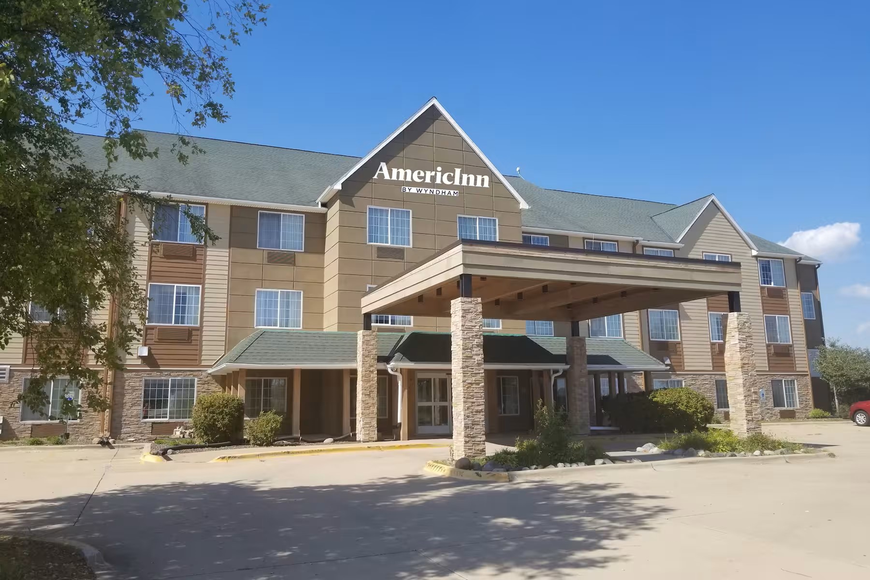 Exterior of AmericInn by Wyndham Galesburg hotel in Galesburg, Illinois