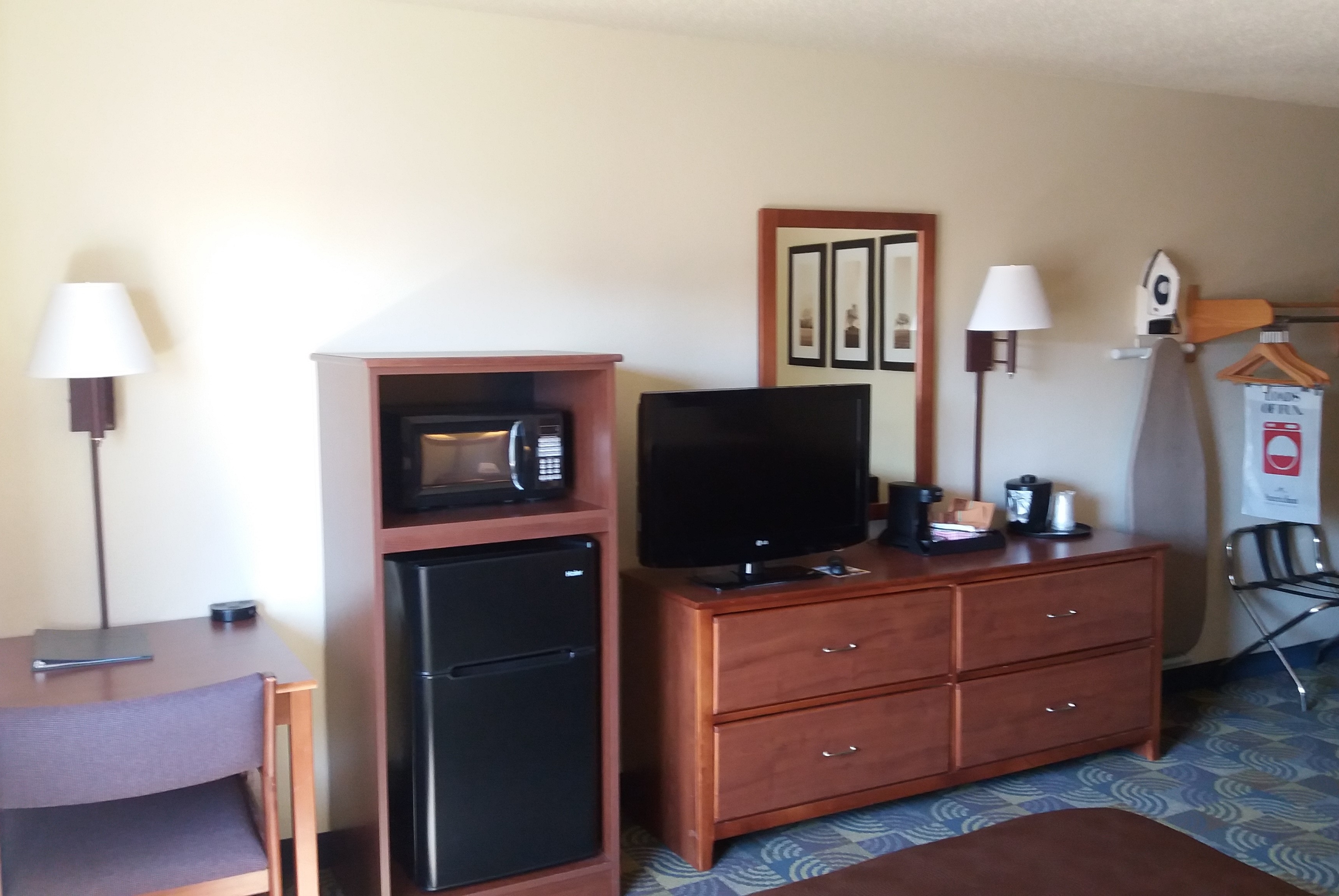 Guest room feature at the AmericInn by Wyndham Kewanee in Kewanee, Illinois