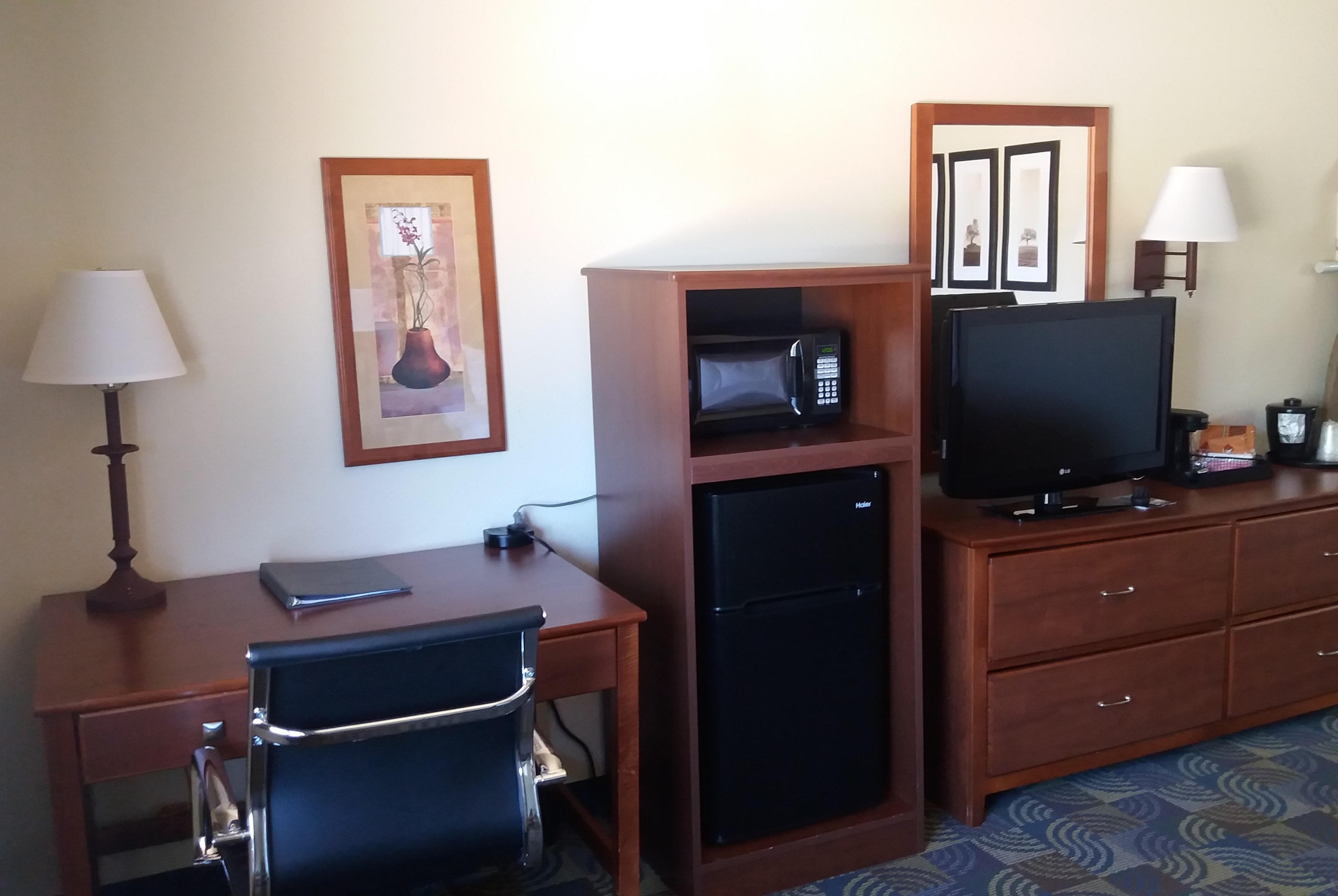 Guest room feature at the AmericInn by Wyndham Kewanee in Kewanee, Illinois