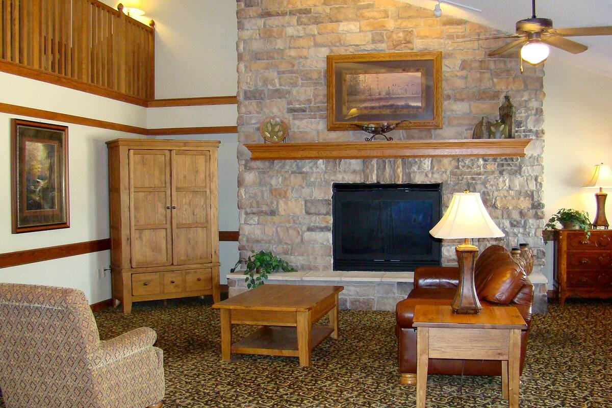 Americinn Lodge Suites Kewanee Hotels Il 61443 Americinn Lodge Suites Kewanee Hotel Lobby In Illinois