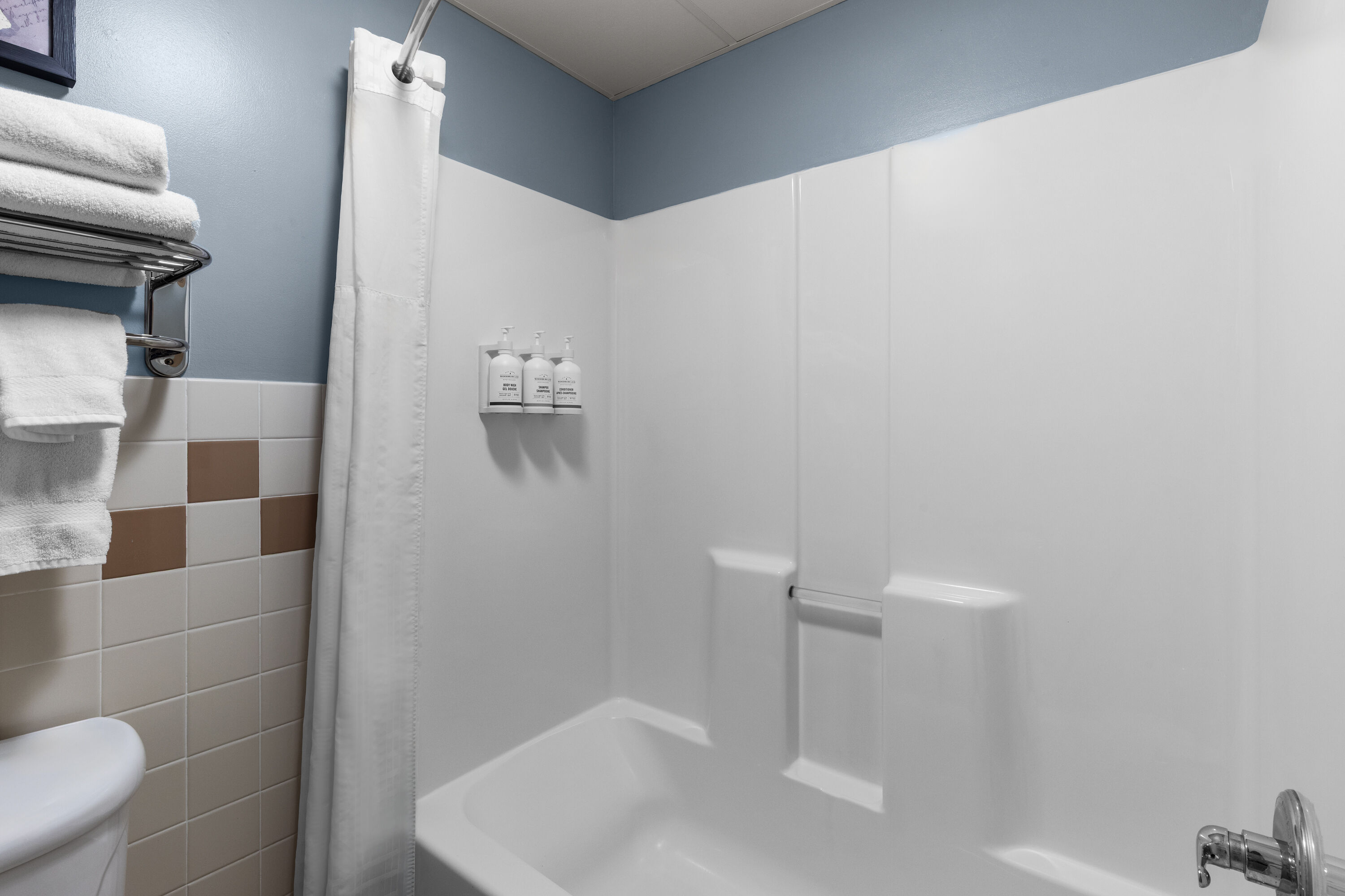 Guest room bath at the AmericInn by Wyndham Monmouth in Monmouth, Illinois