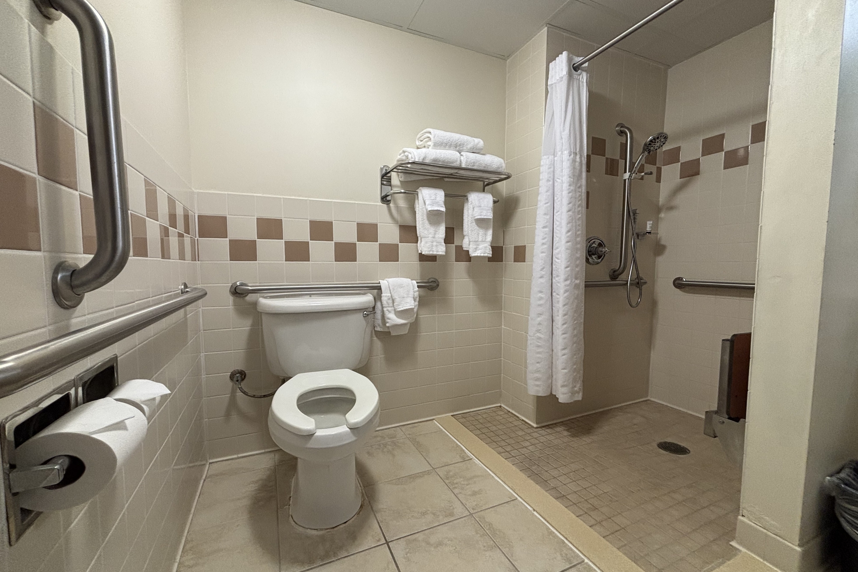 Guest room bath at the AmericInn by Wyndham Monmouth in Monmouth, Illinois